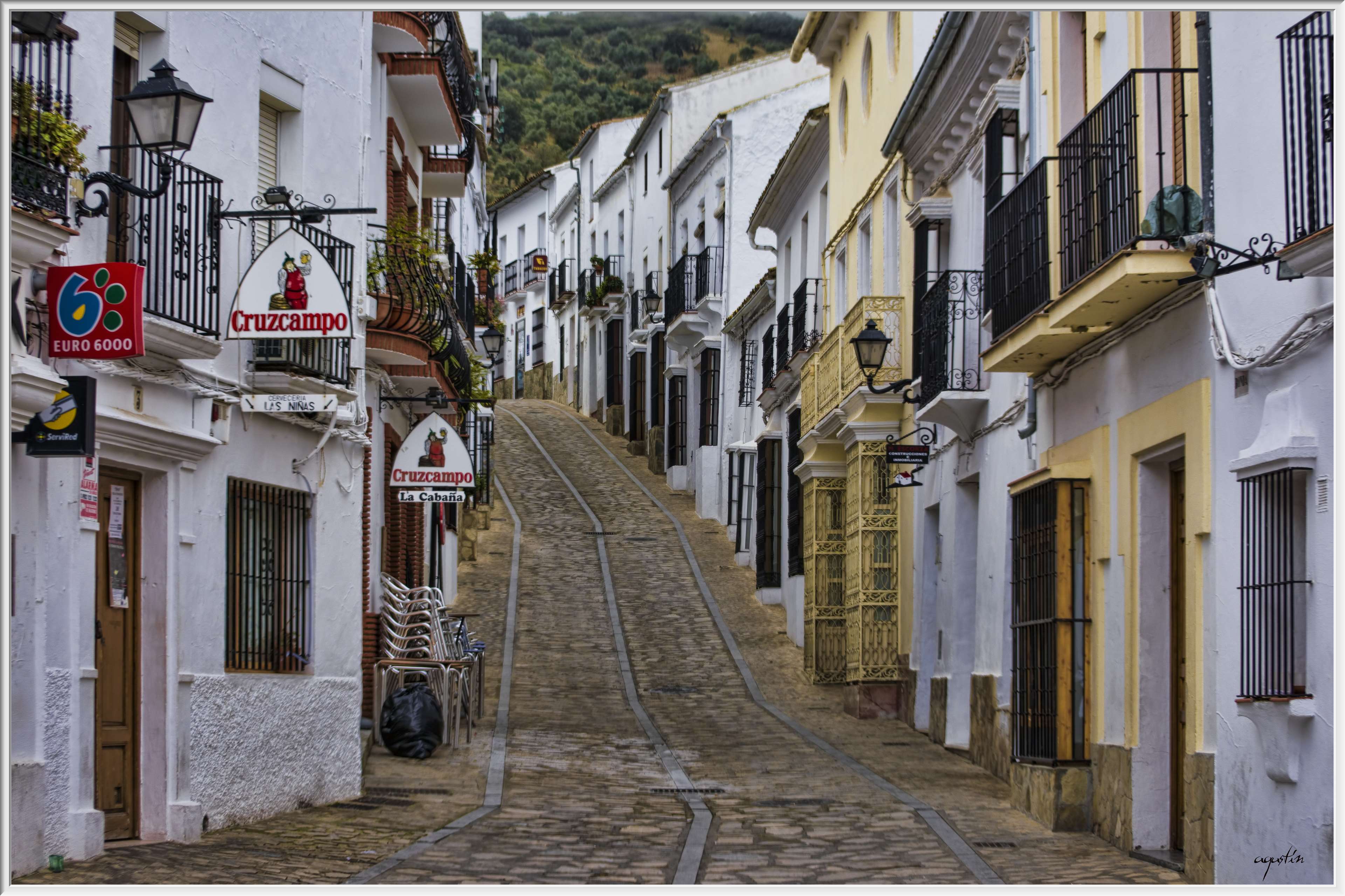 Cobblestone alley in Zahara de la Sierra, Spain HD Wallpaper