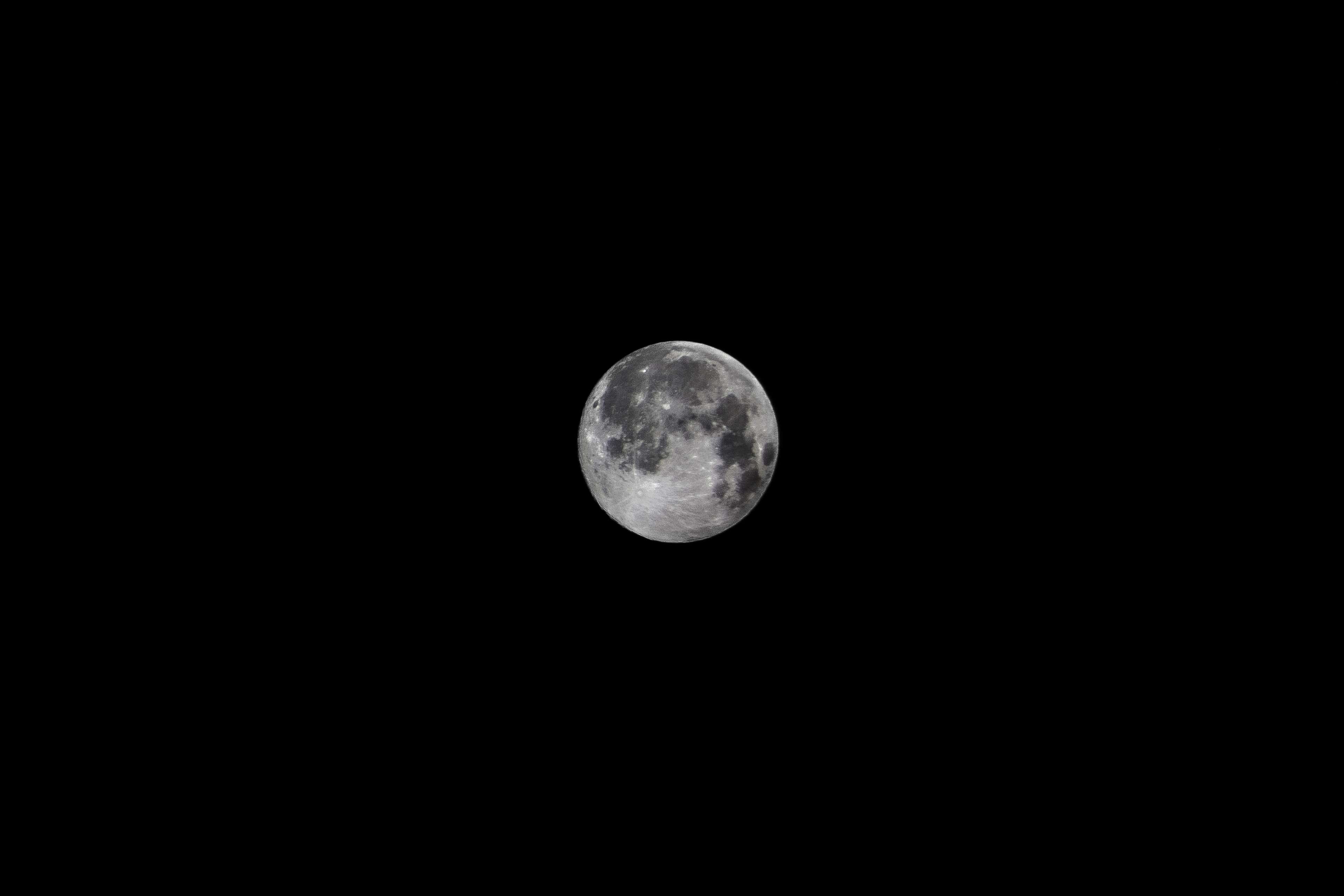 Full Moon in Dark Night Sky 4K HD Wallpaper