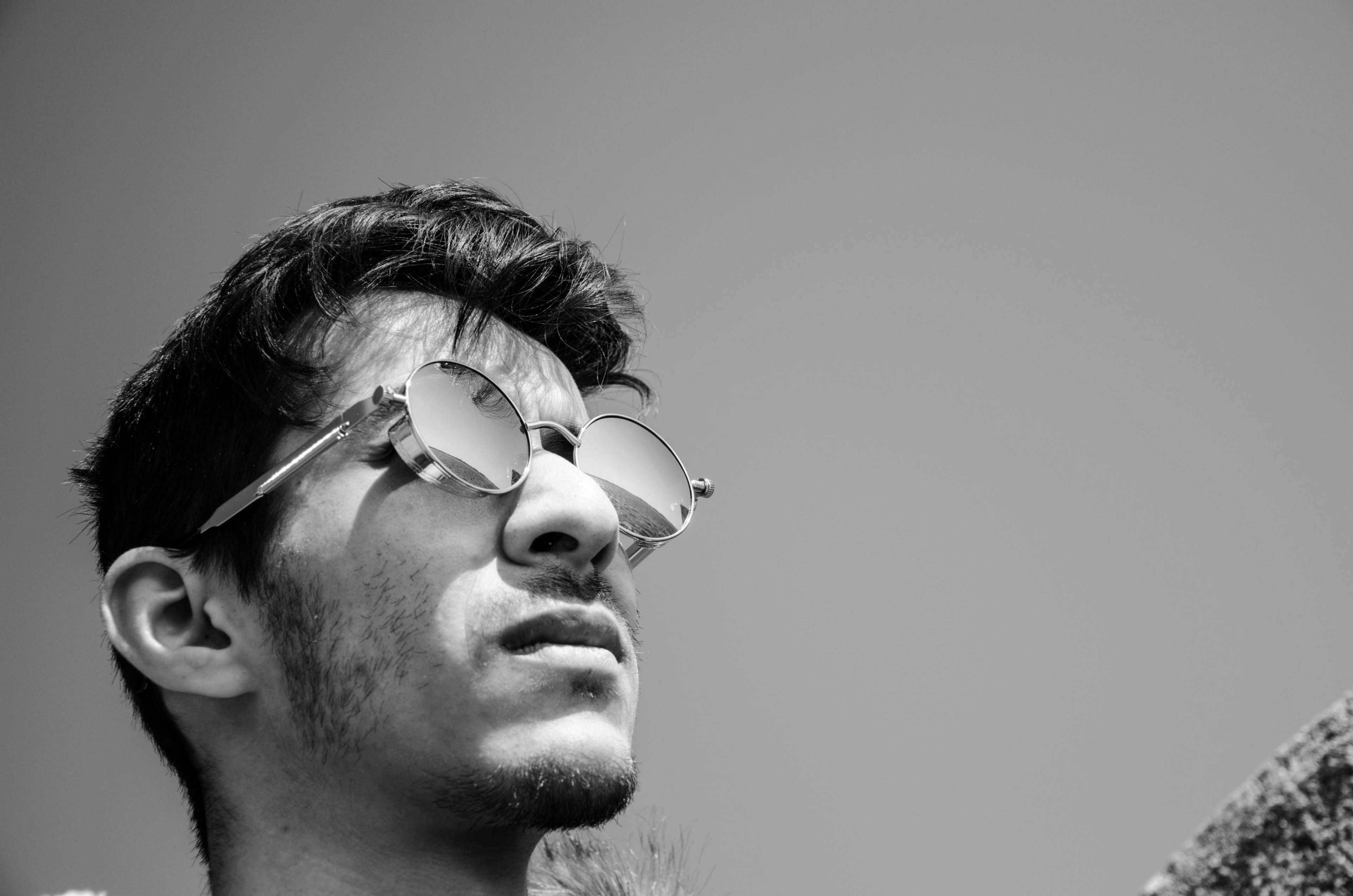 Man wearing sunglasses looking up HD Wallpaper
