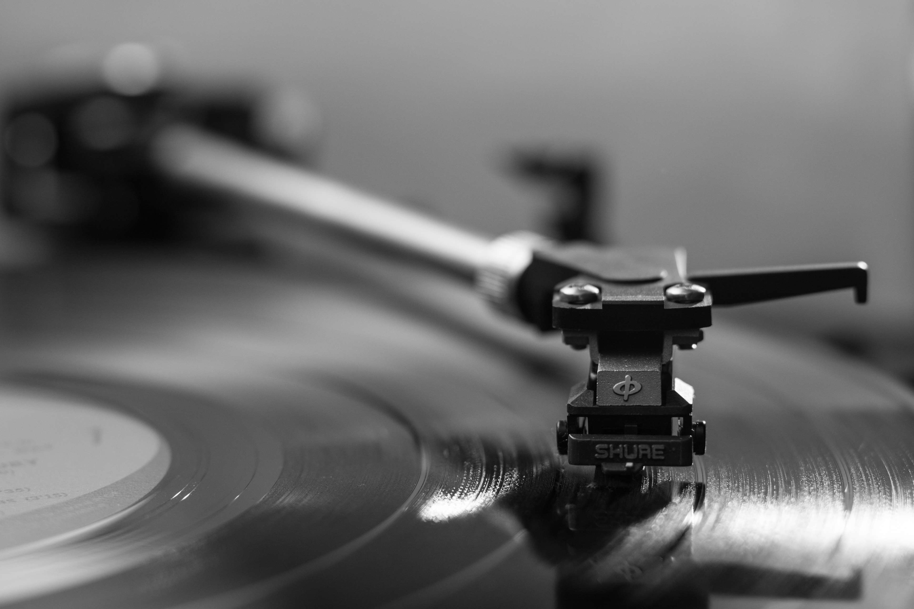 Shure stylus on a vinyl record HD Wallpaper