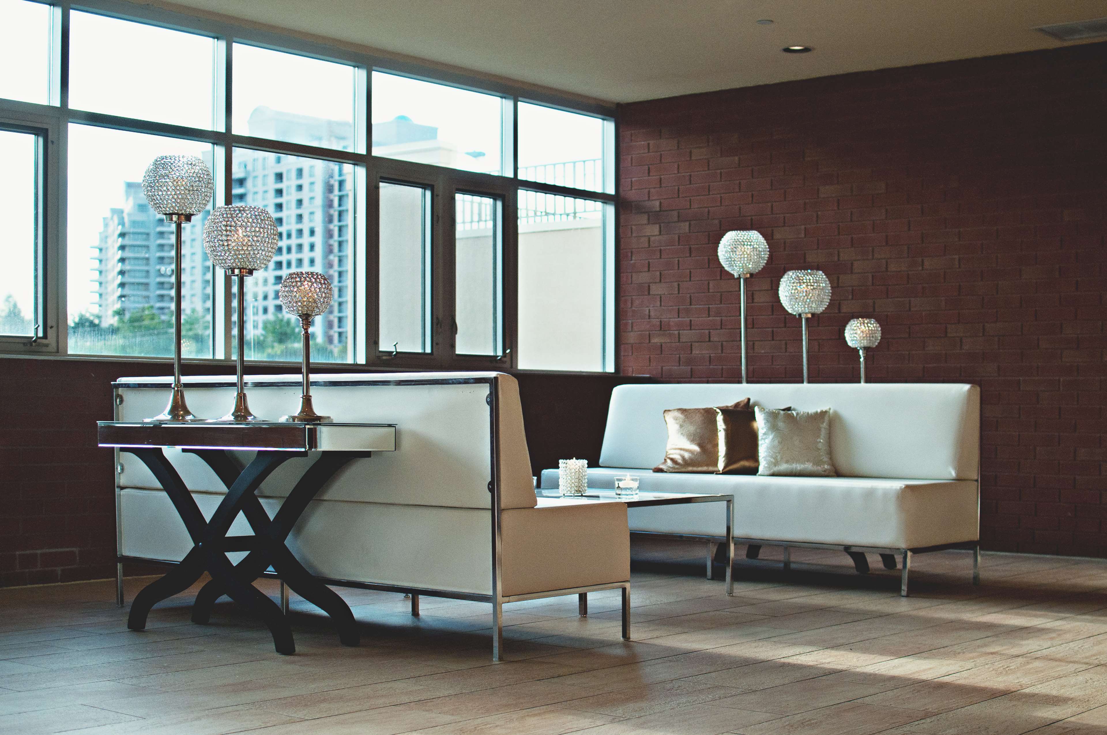 Modern living room with white sofas and decorative lamps HD Wallpaper