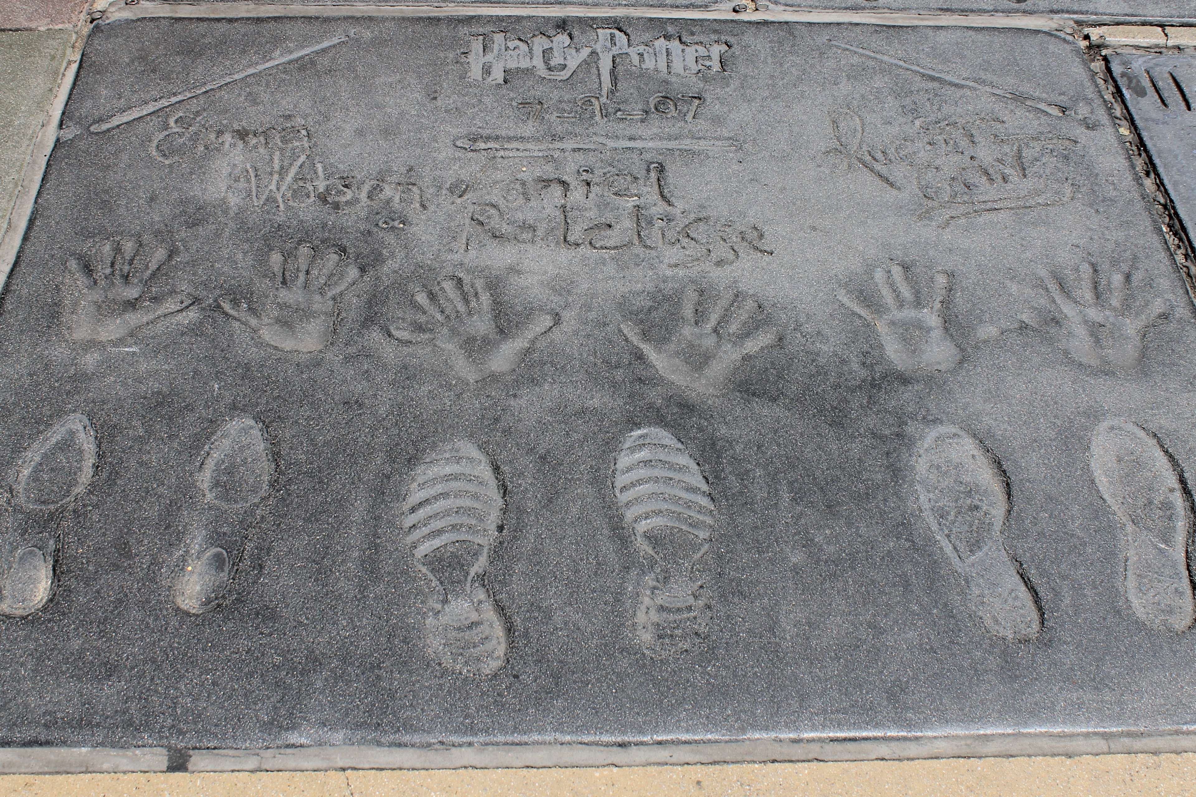Harry Potter stars' handprints and footprints at TCL Chinese Theatre HD Wallpaper