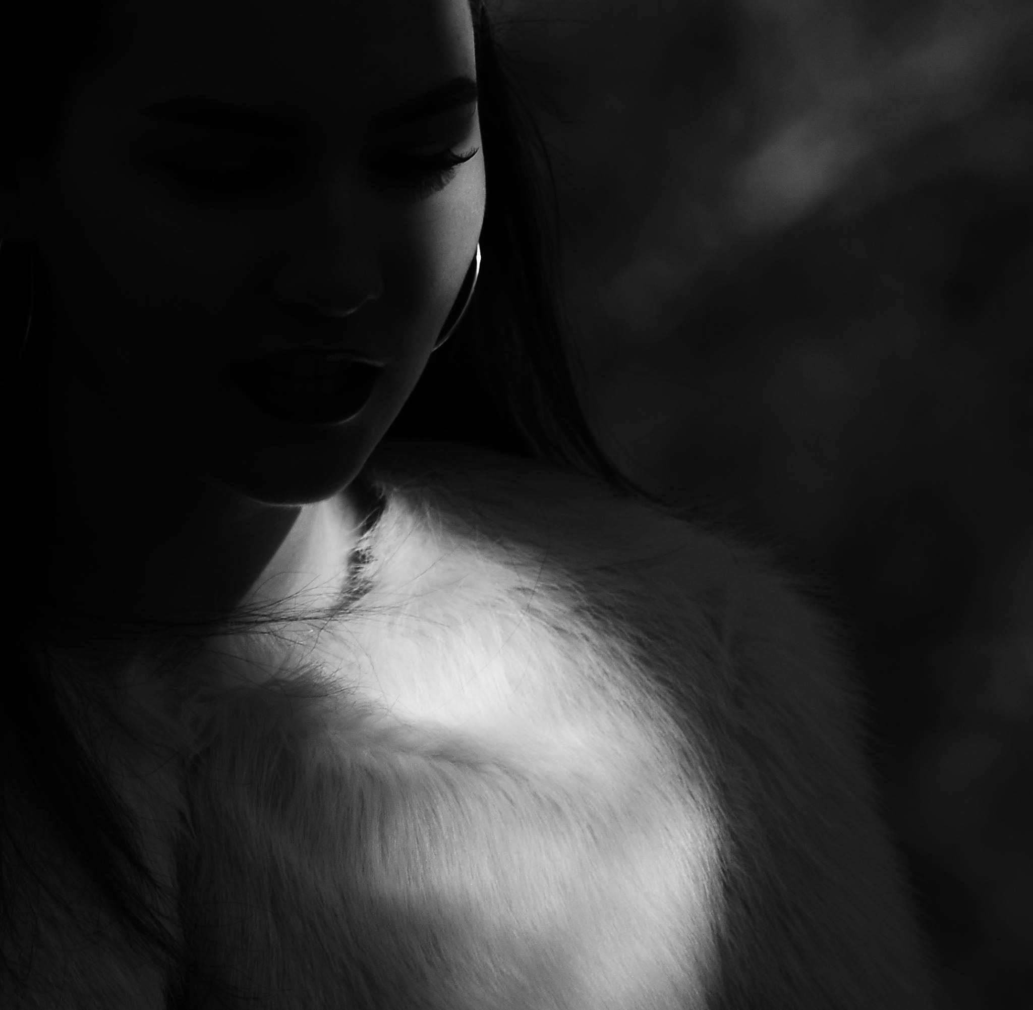 Woman in fur coat with dramatic lighting HD Wallpaper