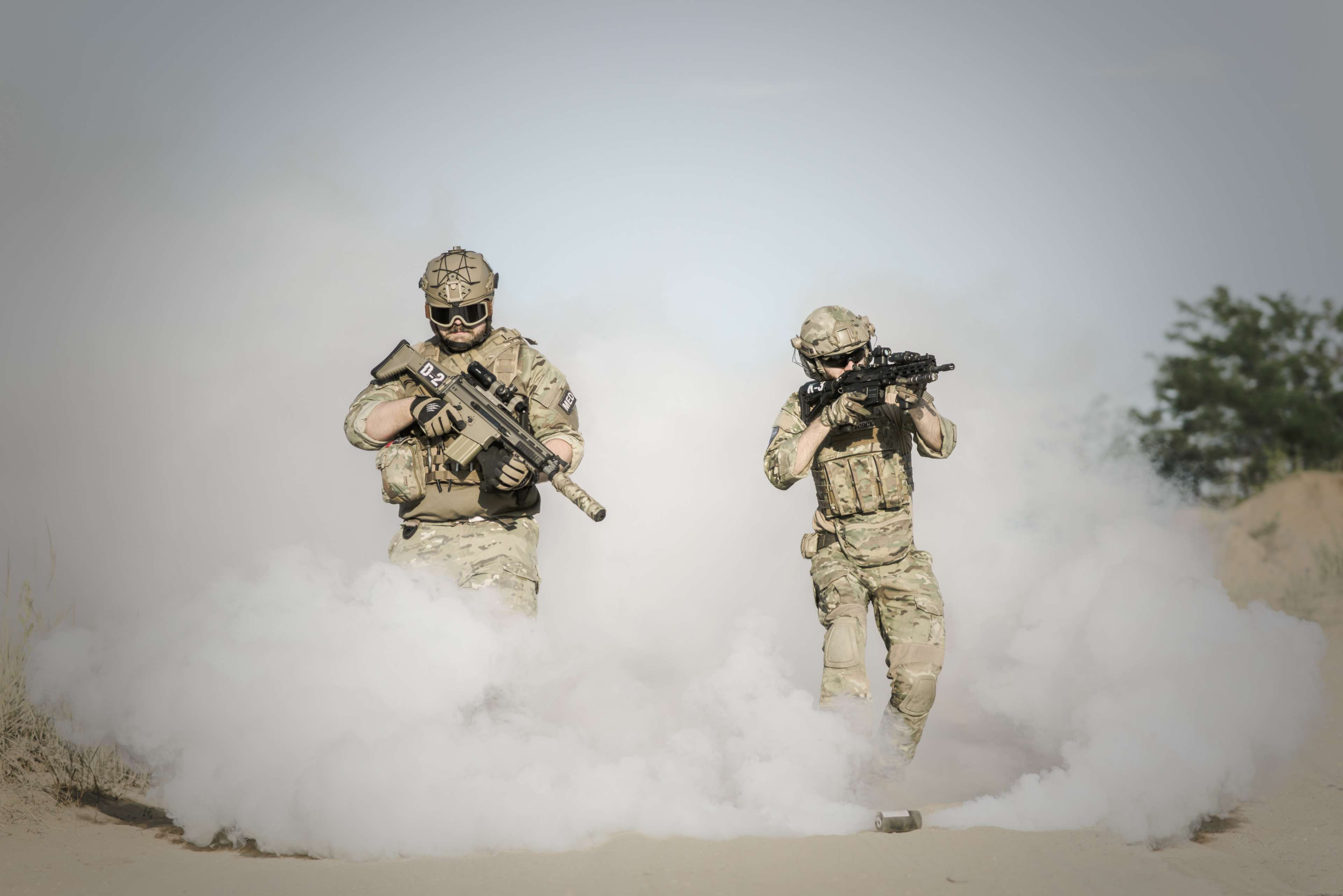 Soldiers in desert with smoke and weapons 4K HD Wallpaper