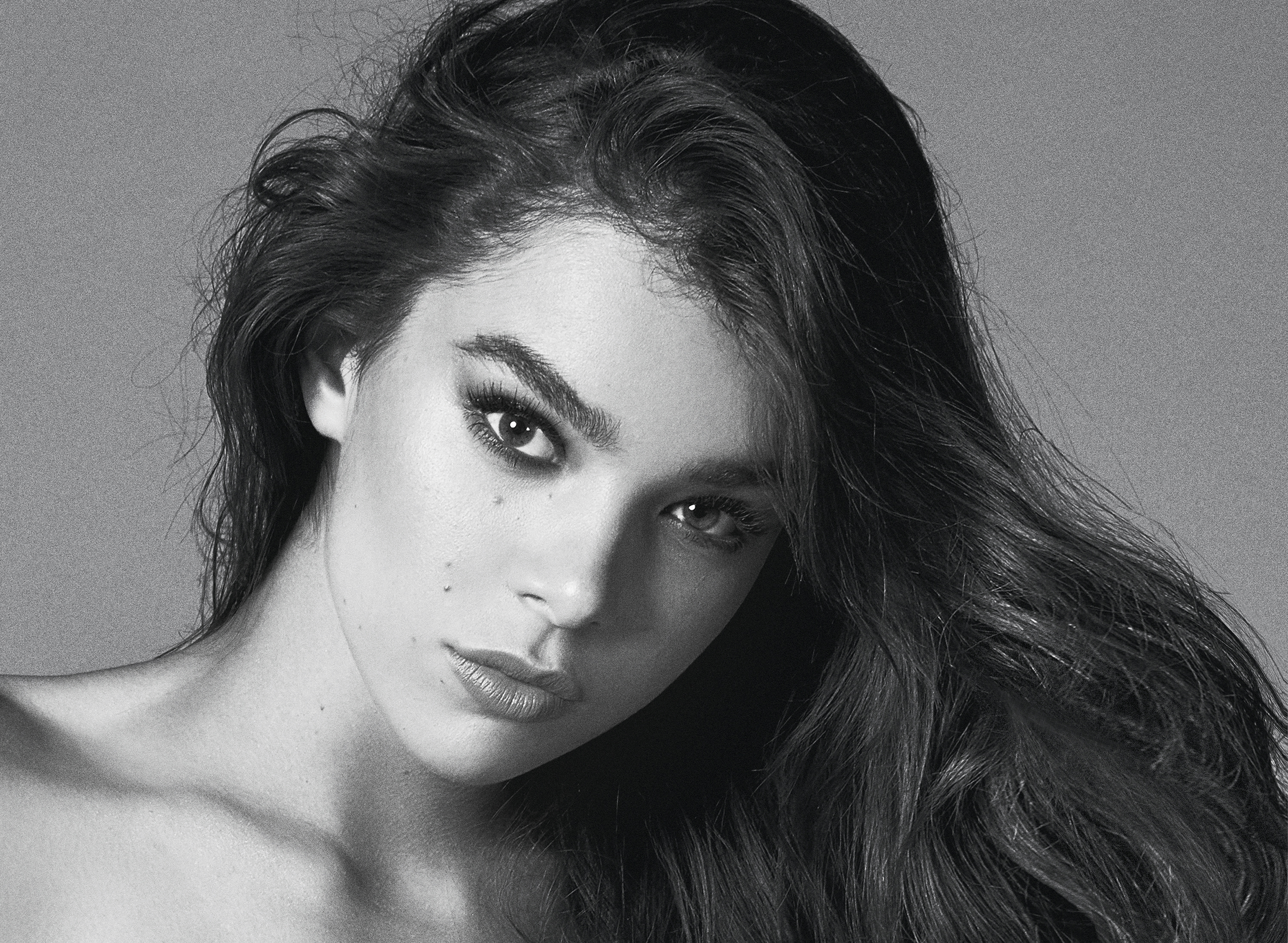 Hailee Steinfeld monochrome portrait HD Wallpaper