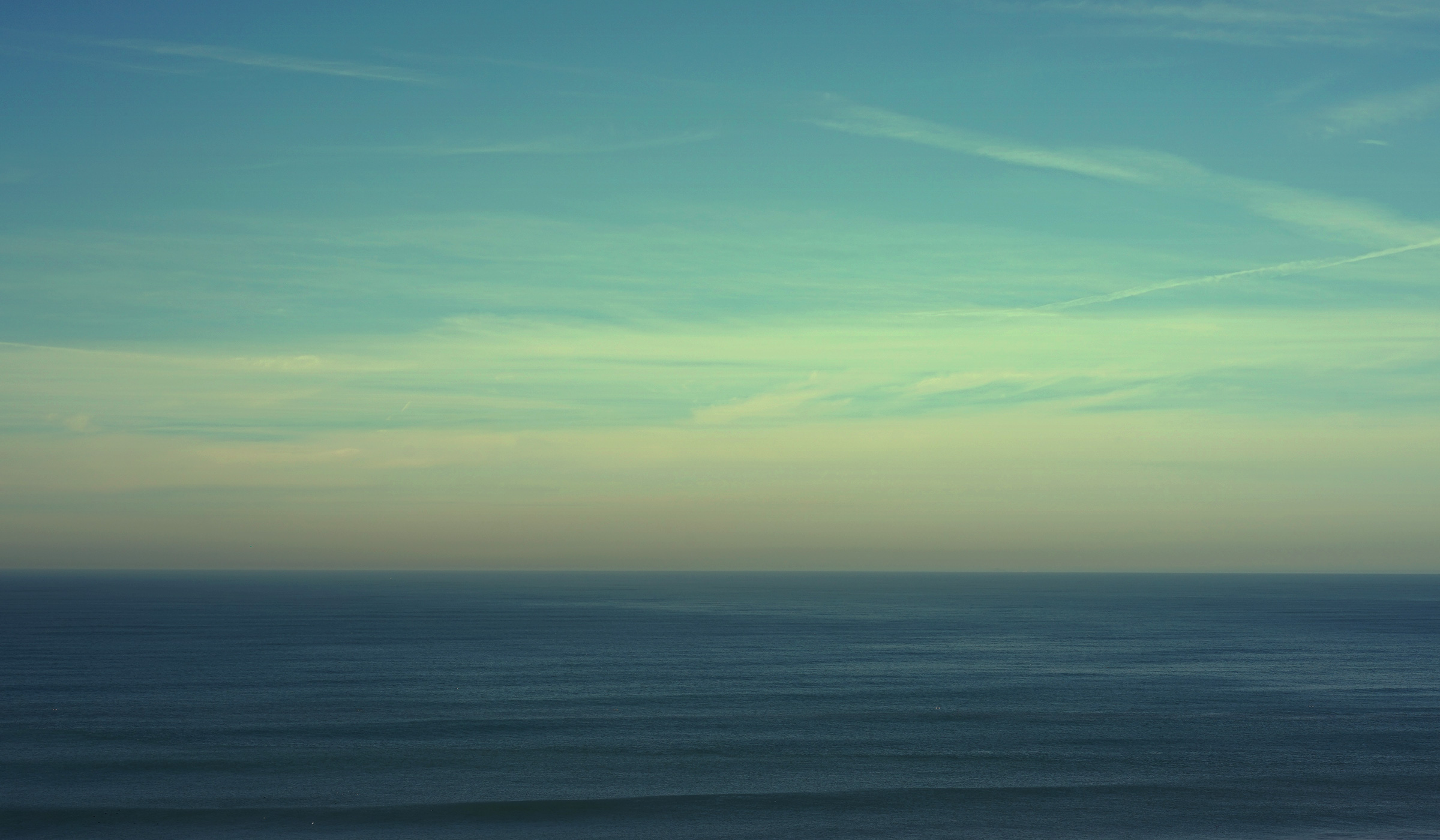 Ocean and sky with clouds HD Wallpaper
