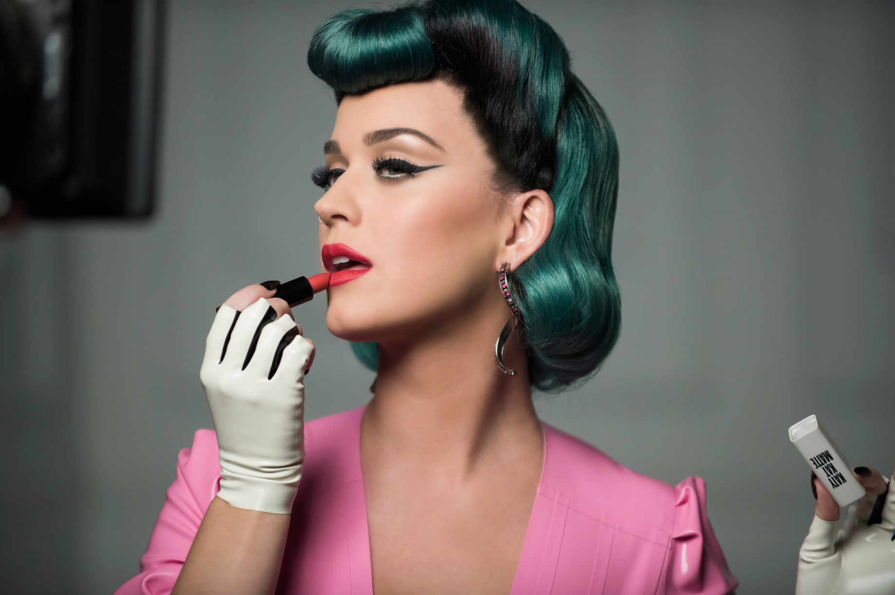 Katy Perry applying lipstick HD Wallpaper
