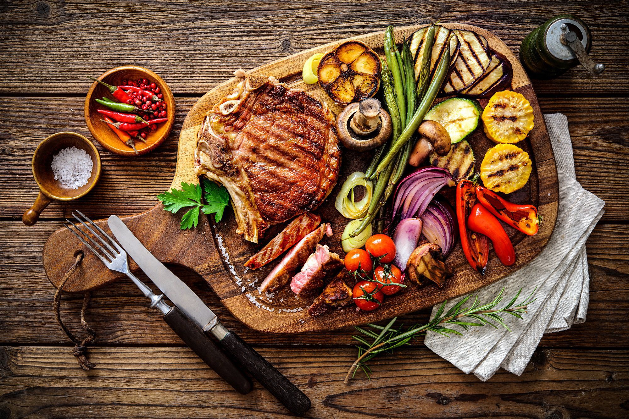 Grilled steak and vegetables on a wooden board HD Wallpaper