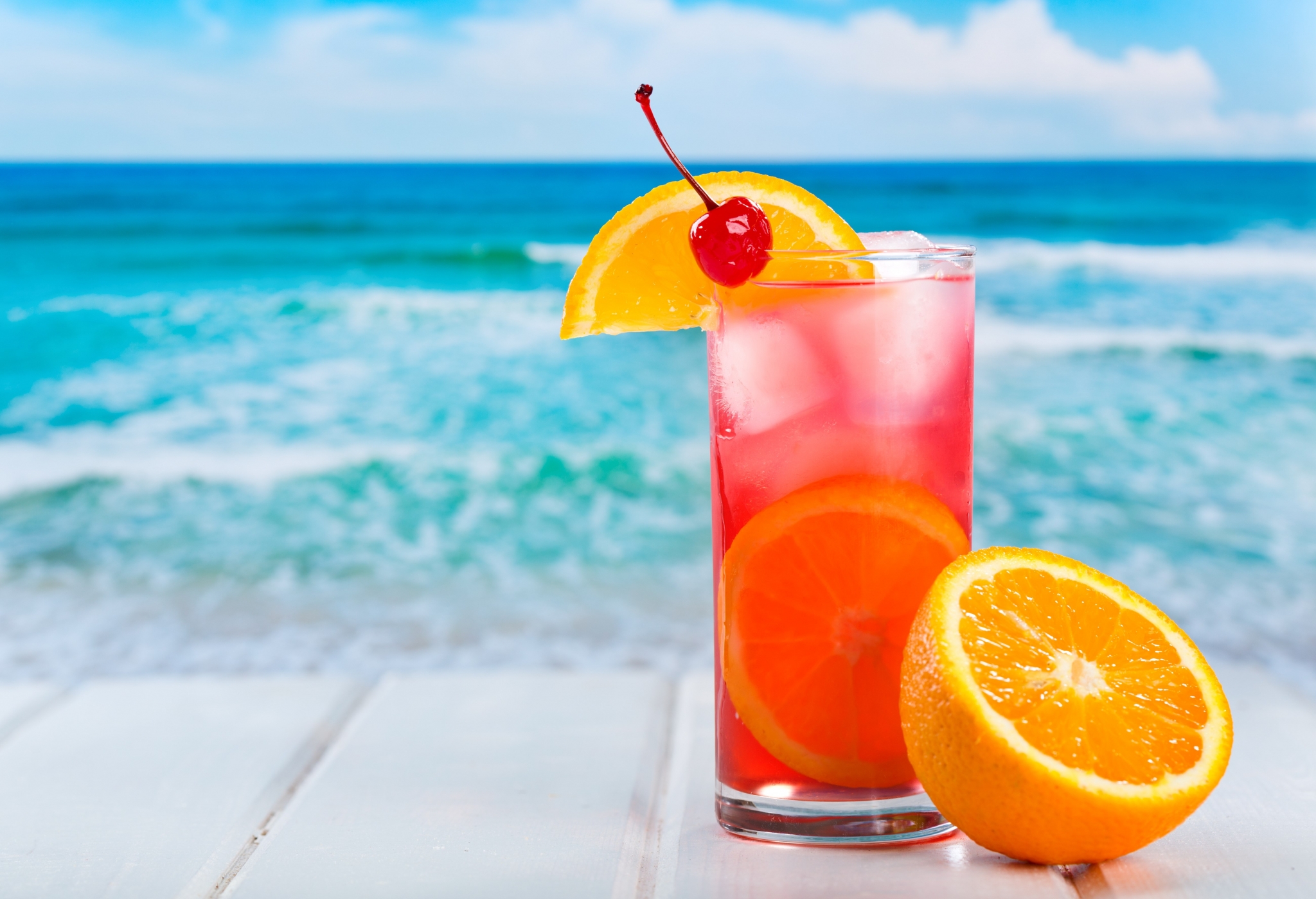 Summer cocktail on a beach HD Wallpaper