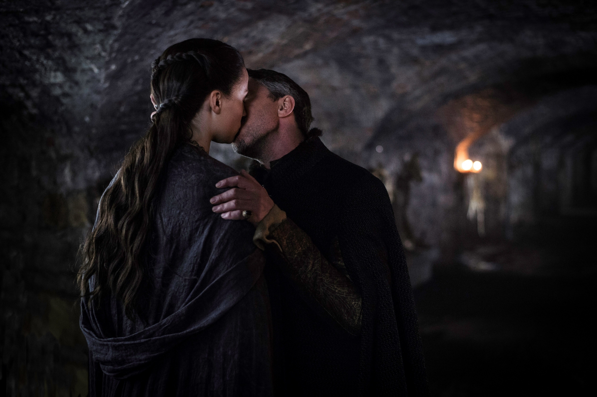 Couple kissing in a dark tunnel HD Wallpaper