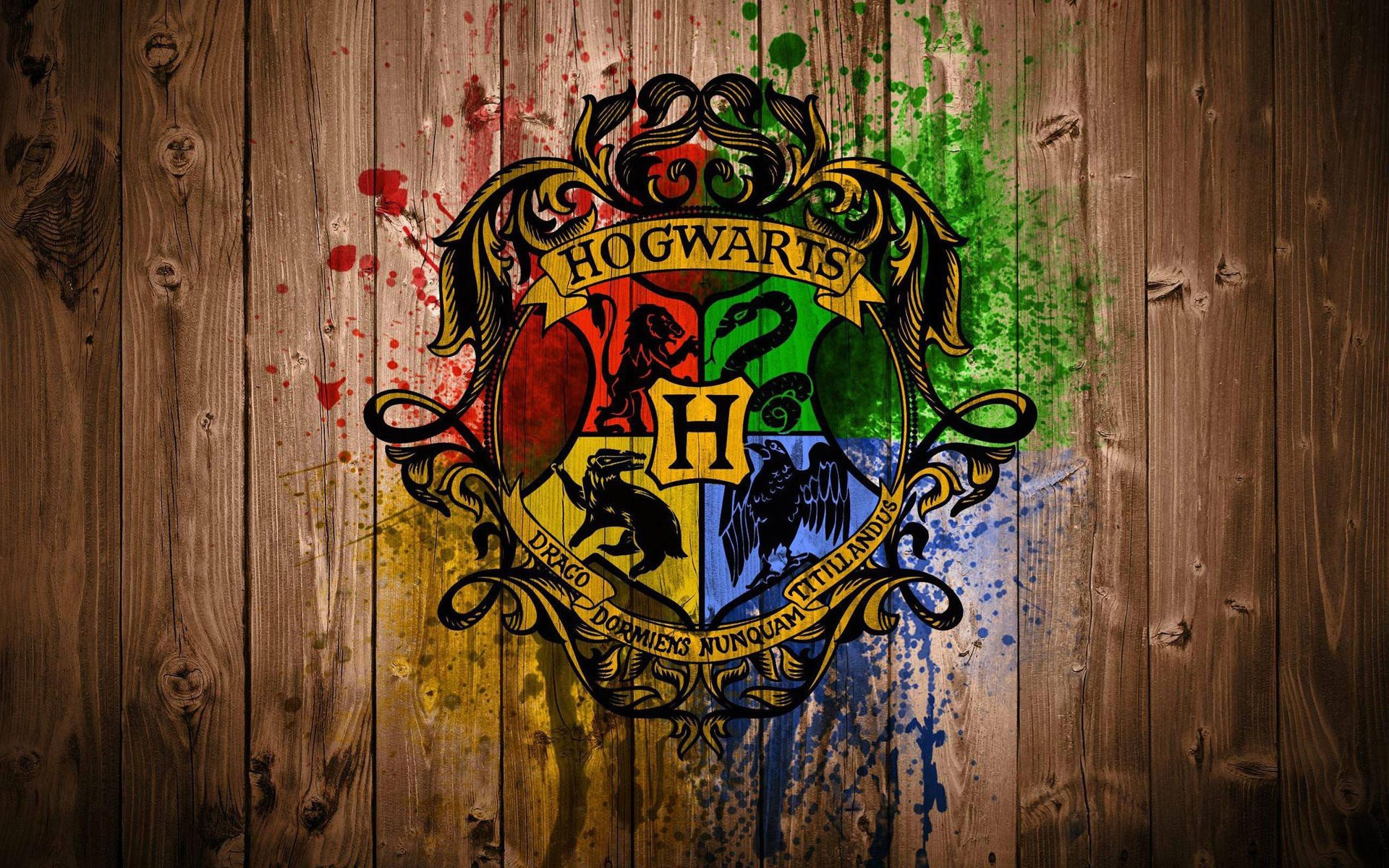 Hogwarts crest on wooden background HD Wallpaper