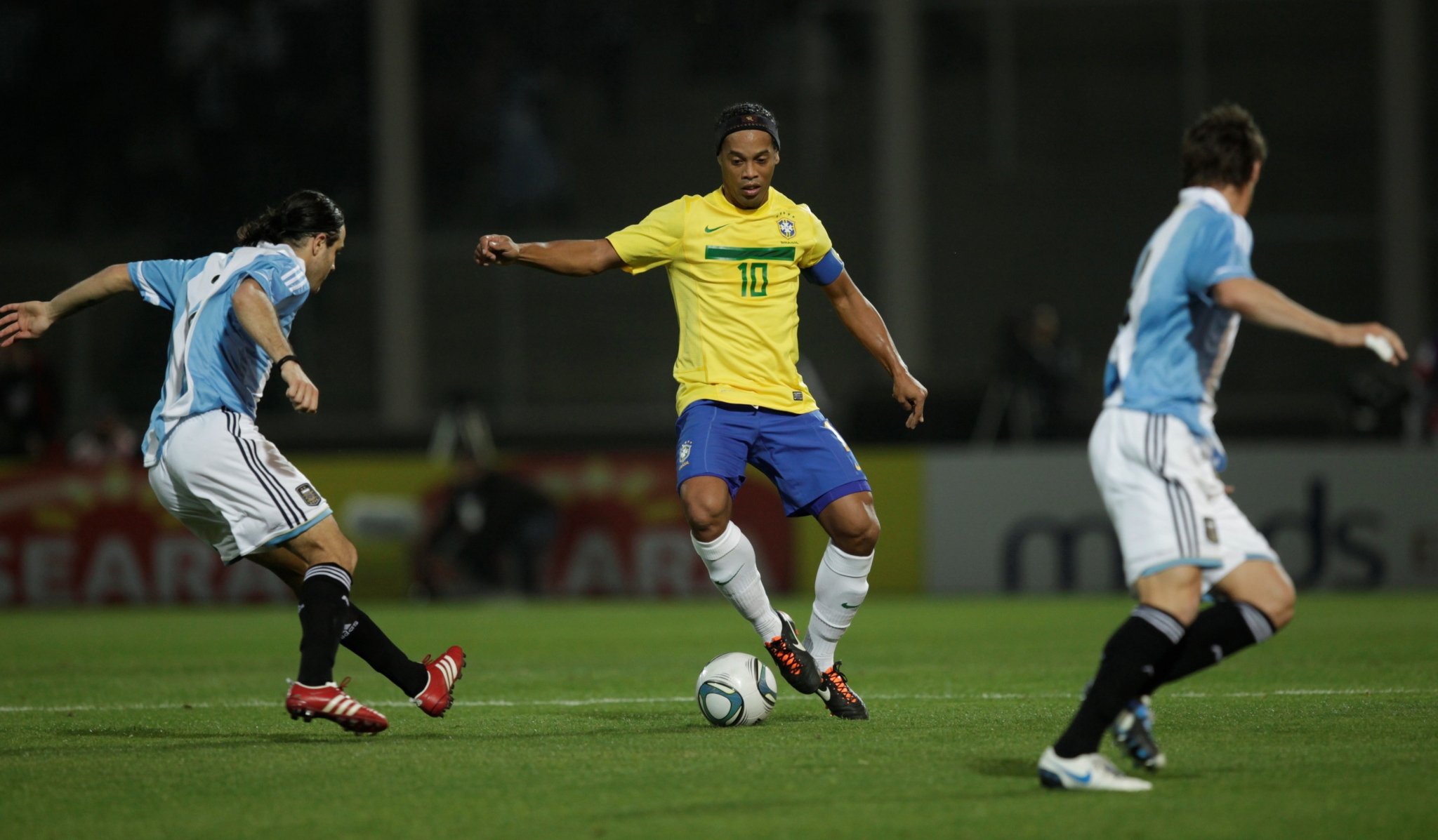 Ronaldinho of Brazil playing football against Argentina HD Wallpaper