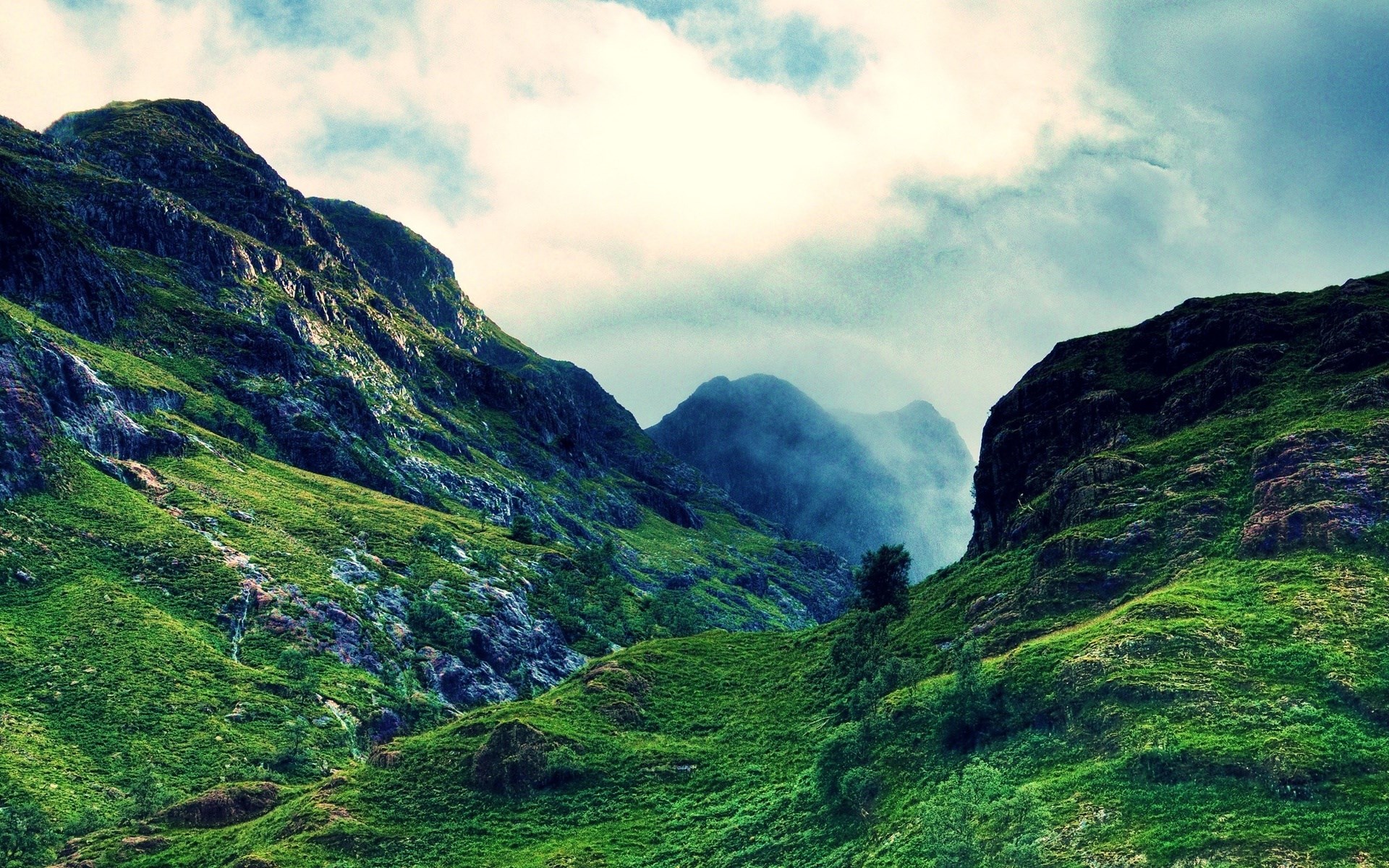 Misty mountains covered in green grass HD Wallpaper