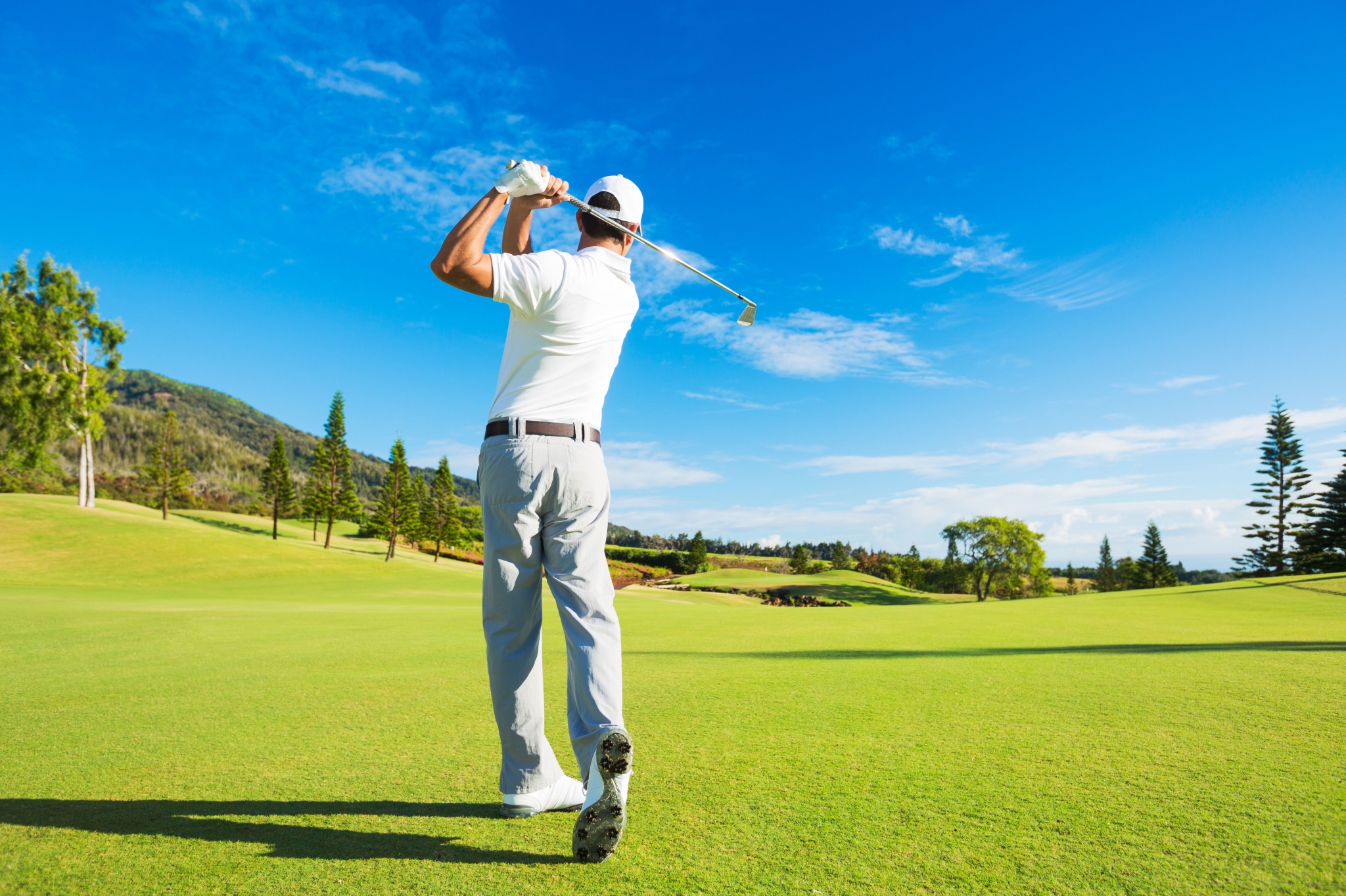Golfer swinging on a golf course HD Wallpaper