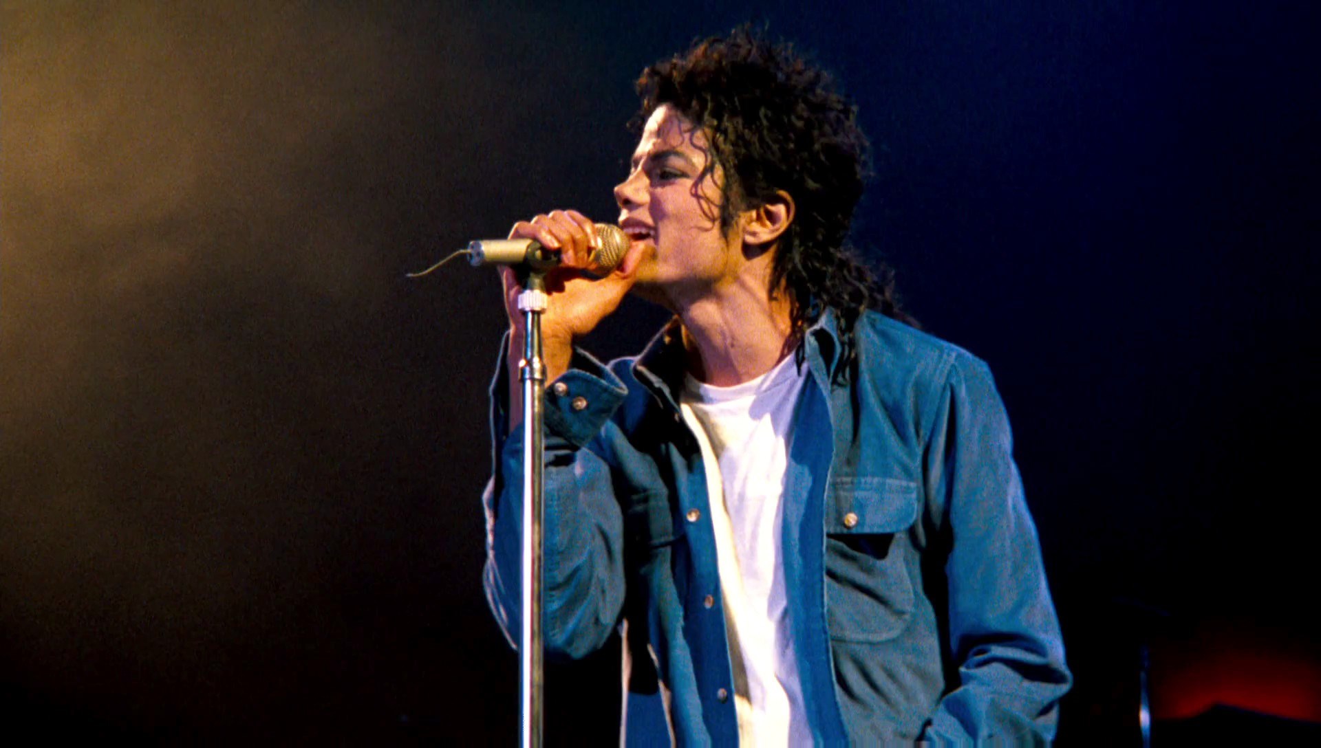 Michael Jackson Singing Live in Blue Shirt HD Wallpaper