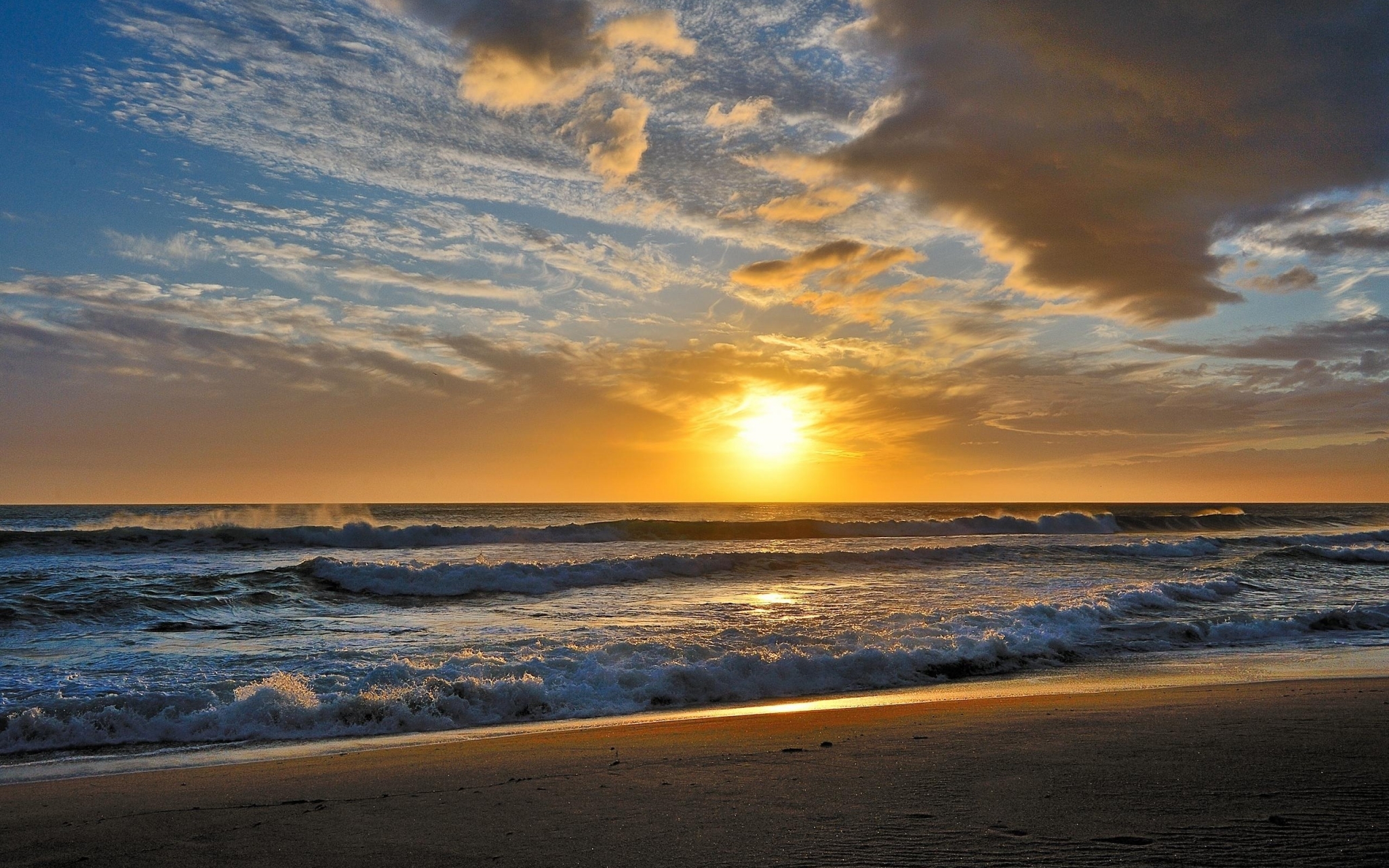 Sunset over the ocean with waves and clouds HD Wallpaper
