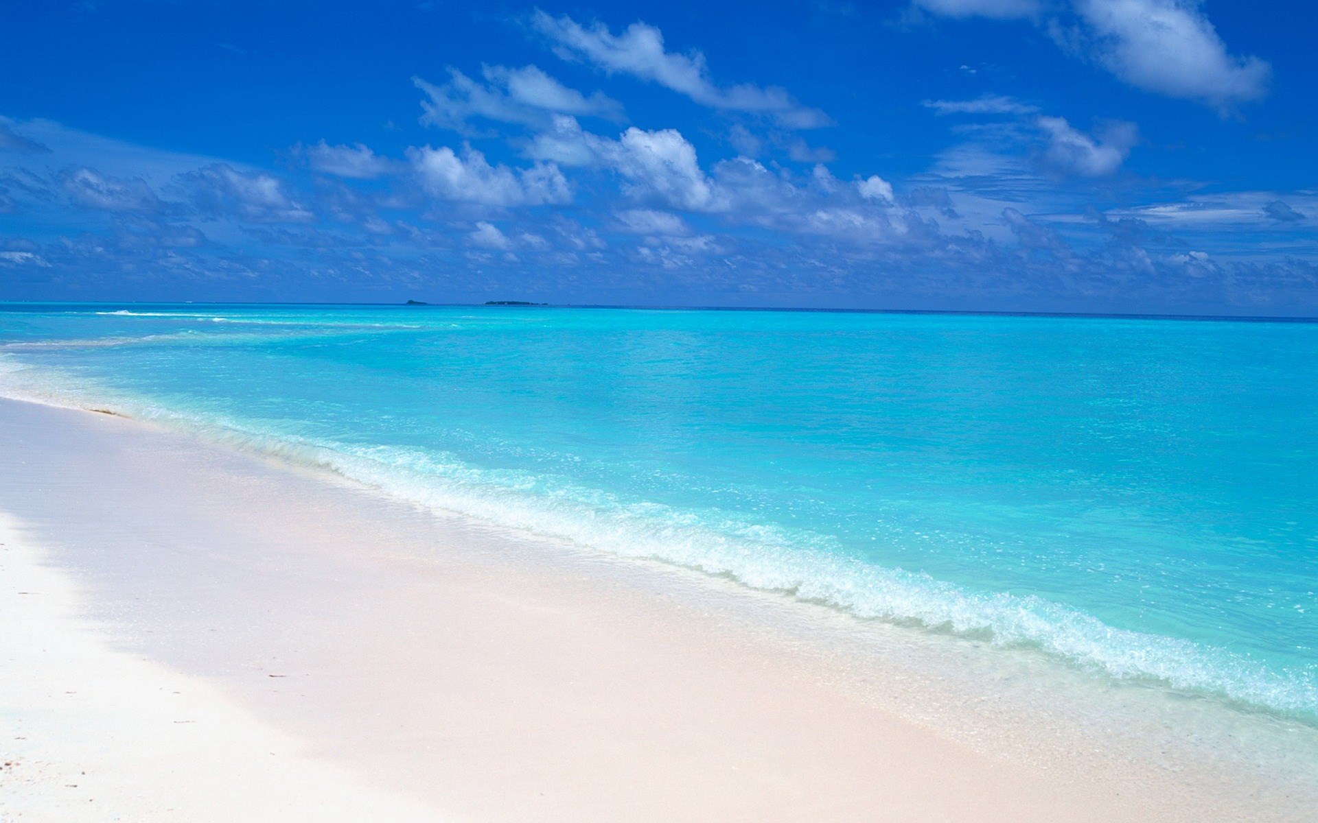 Turquoise ocean waves on a white sand beach HD Wallpaper