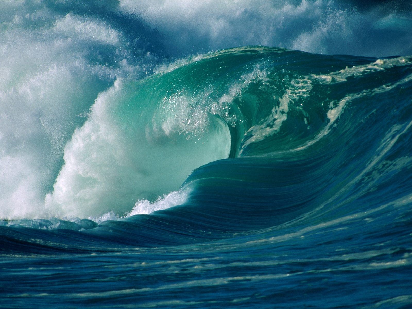 Crashing ocean wave with turquoise water HD Wallpaper