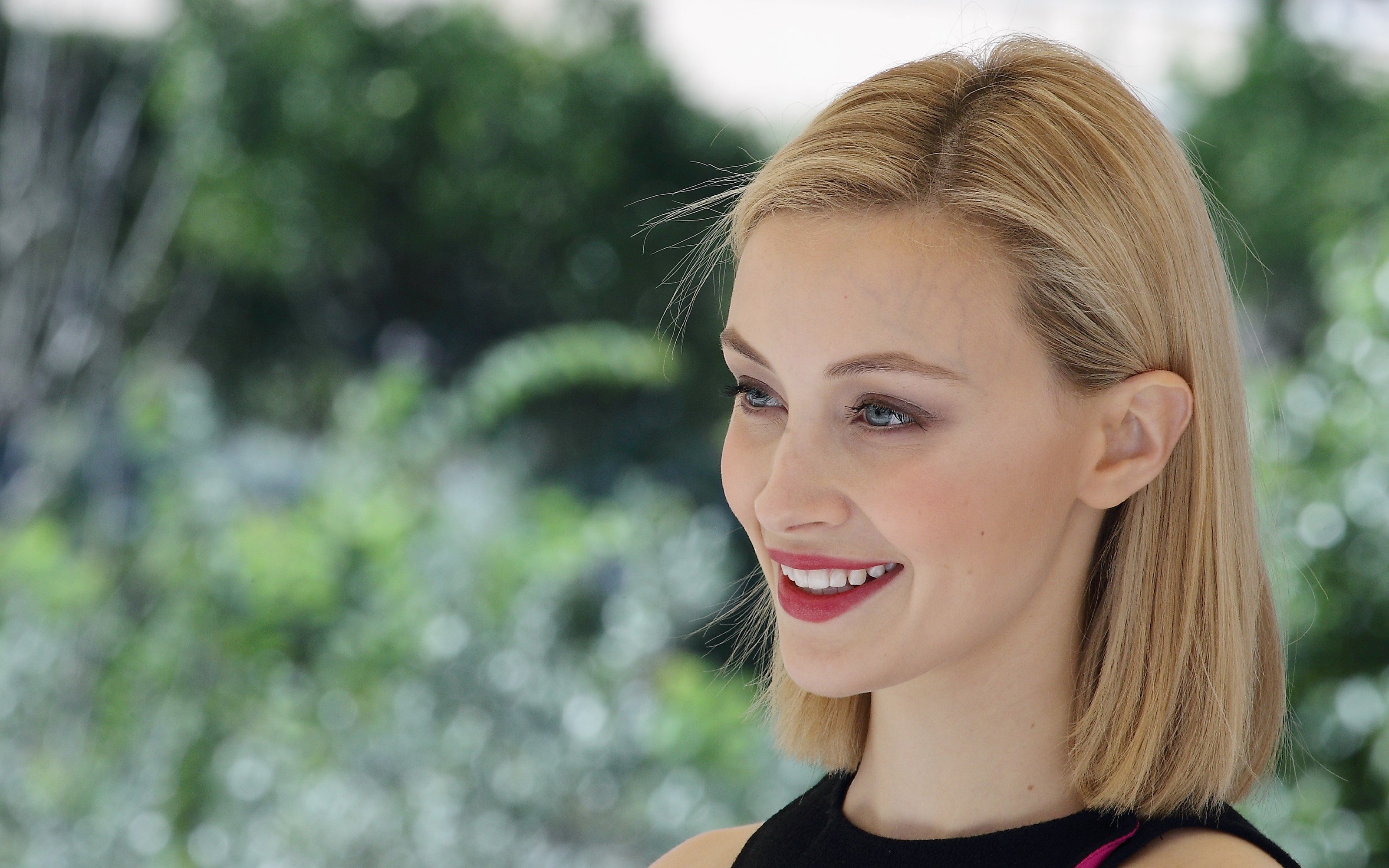 Sarah Gadon smiling outdoors HD Wallpaper