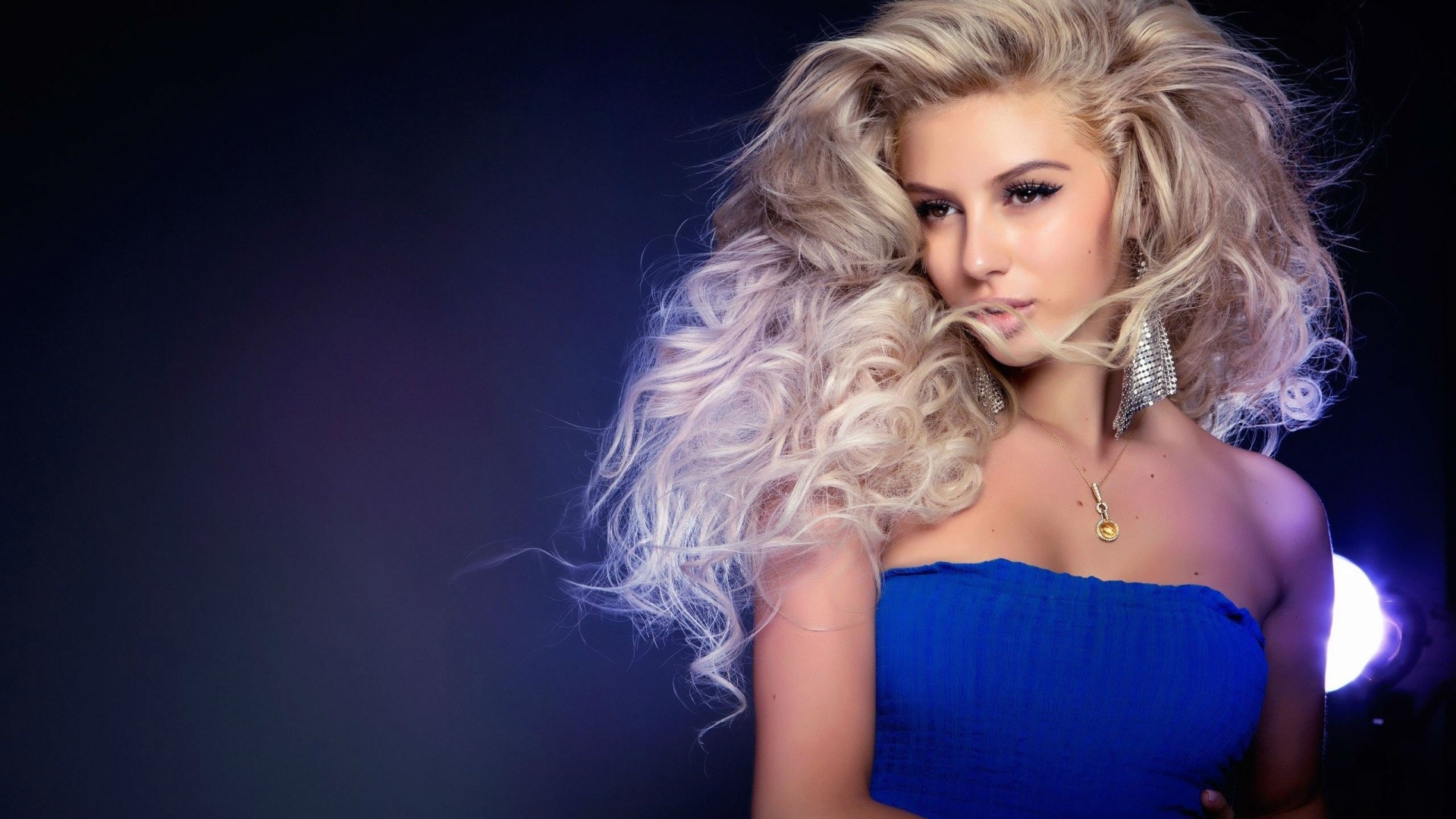 Beautiful blonde woman with voluminous hair HD Wallpaper