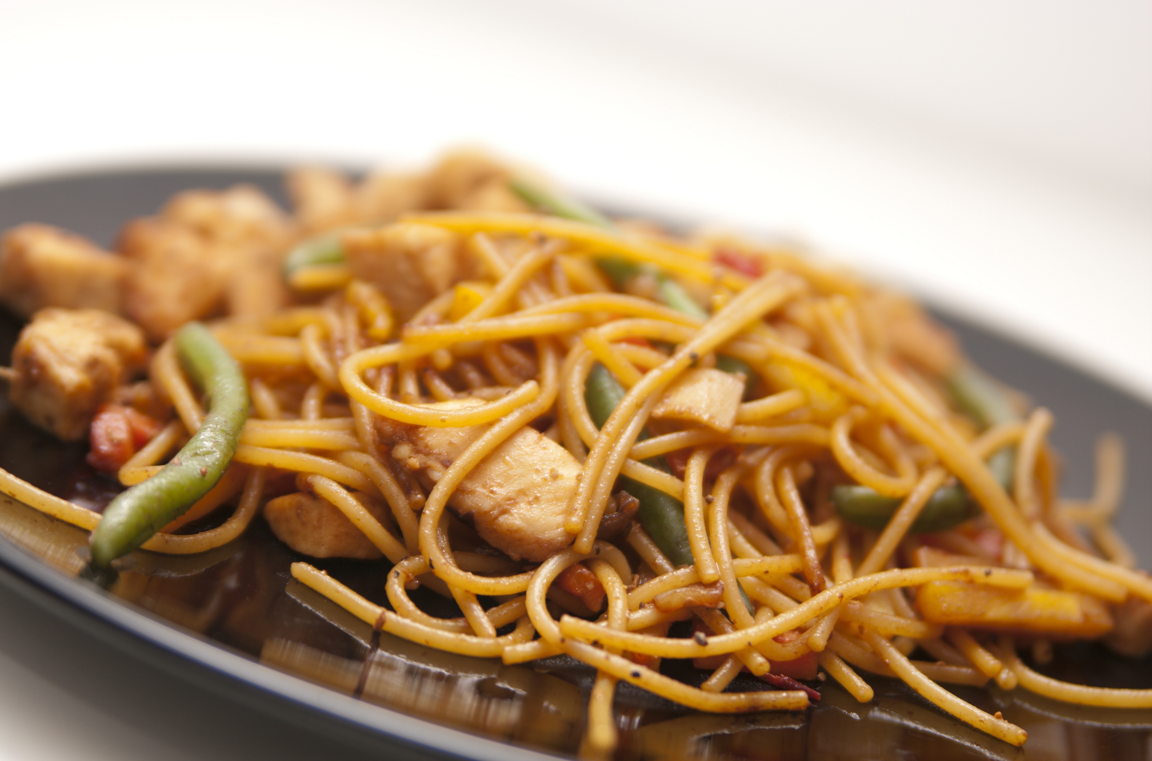 Spaghetti with chicken and green beans HD Wallpaper