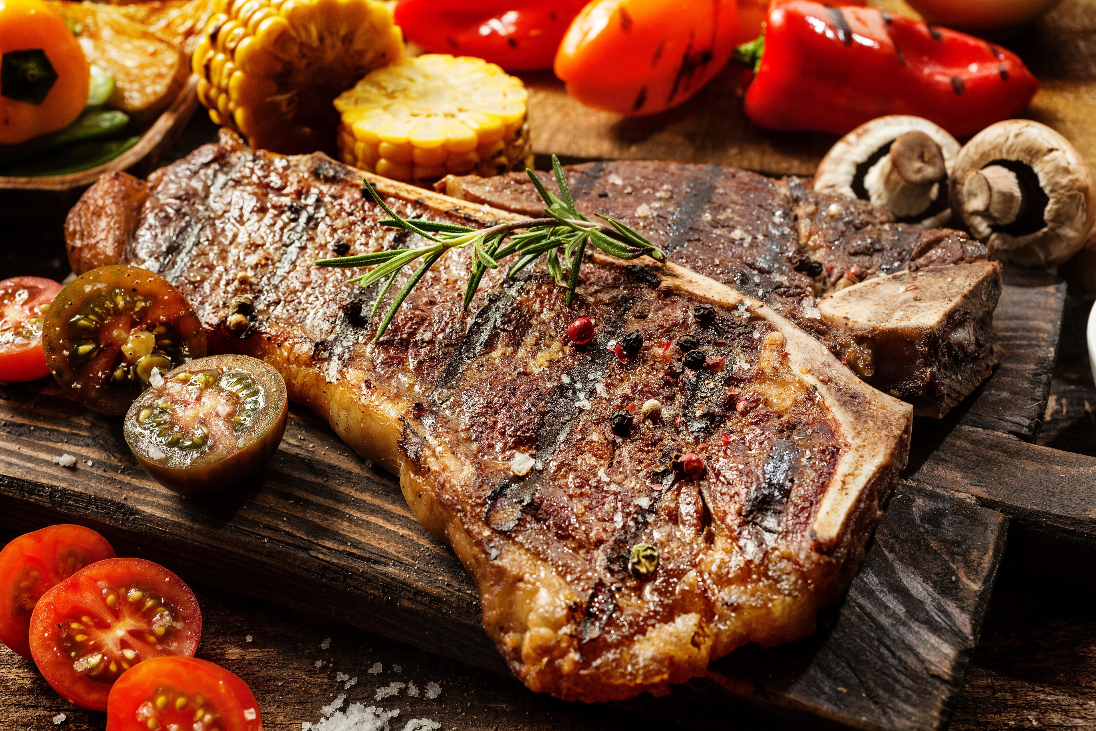 Grilled T-bone steak with vegetables HD Wallpaper