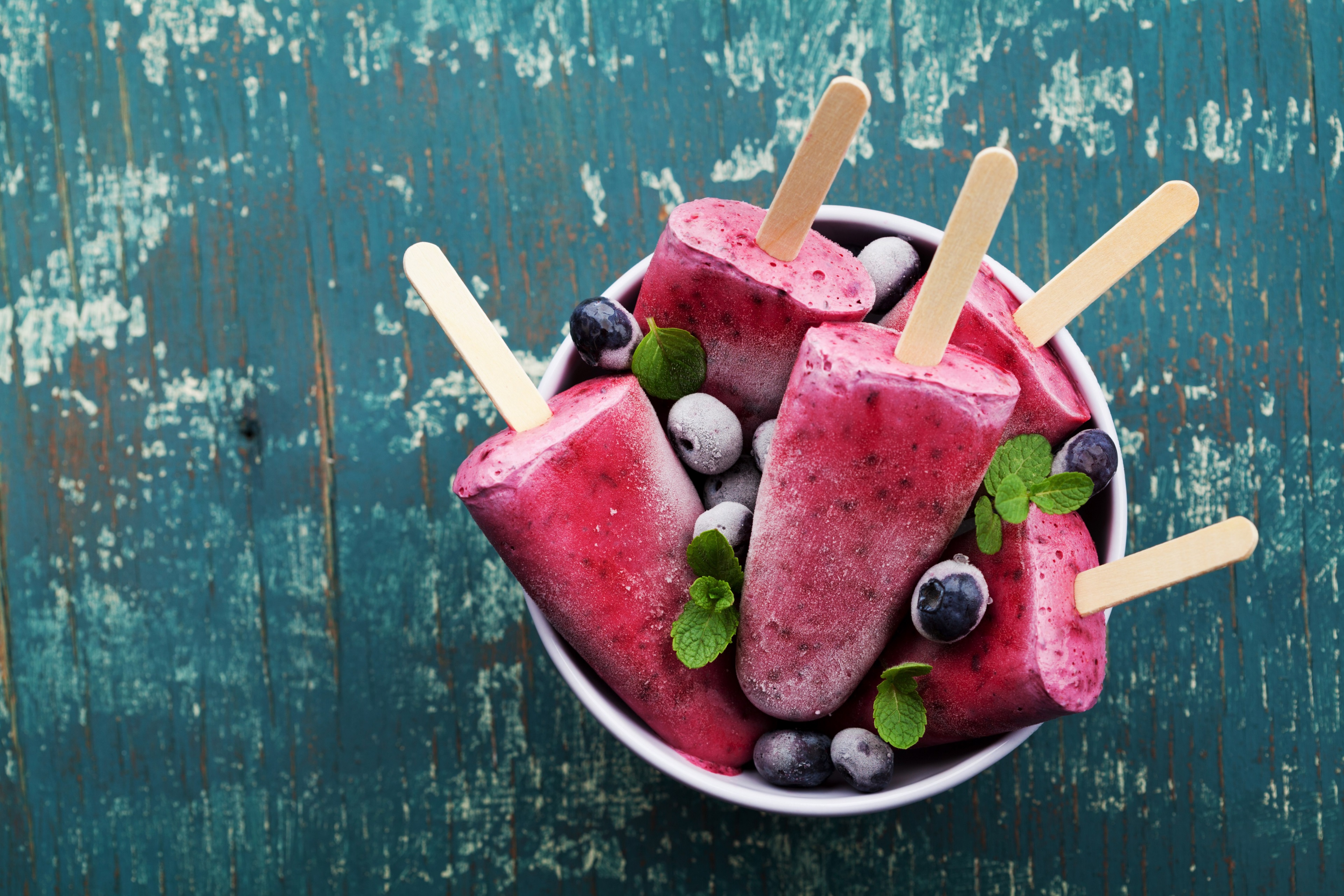 Blueberry popsicles in a bowl with blueberries and mint HD Wallpaper