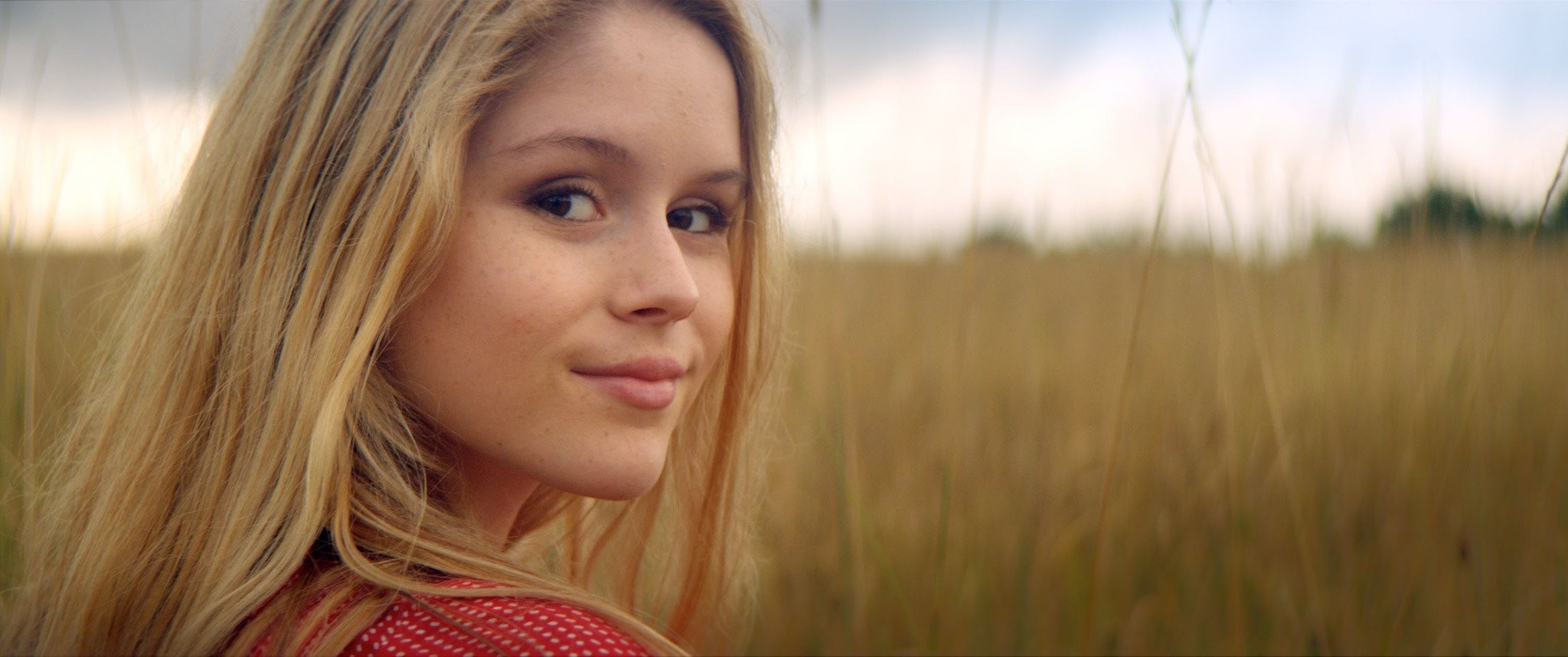 Erin Moriarty in a field HD Wallpaper