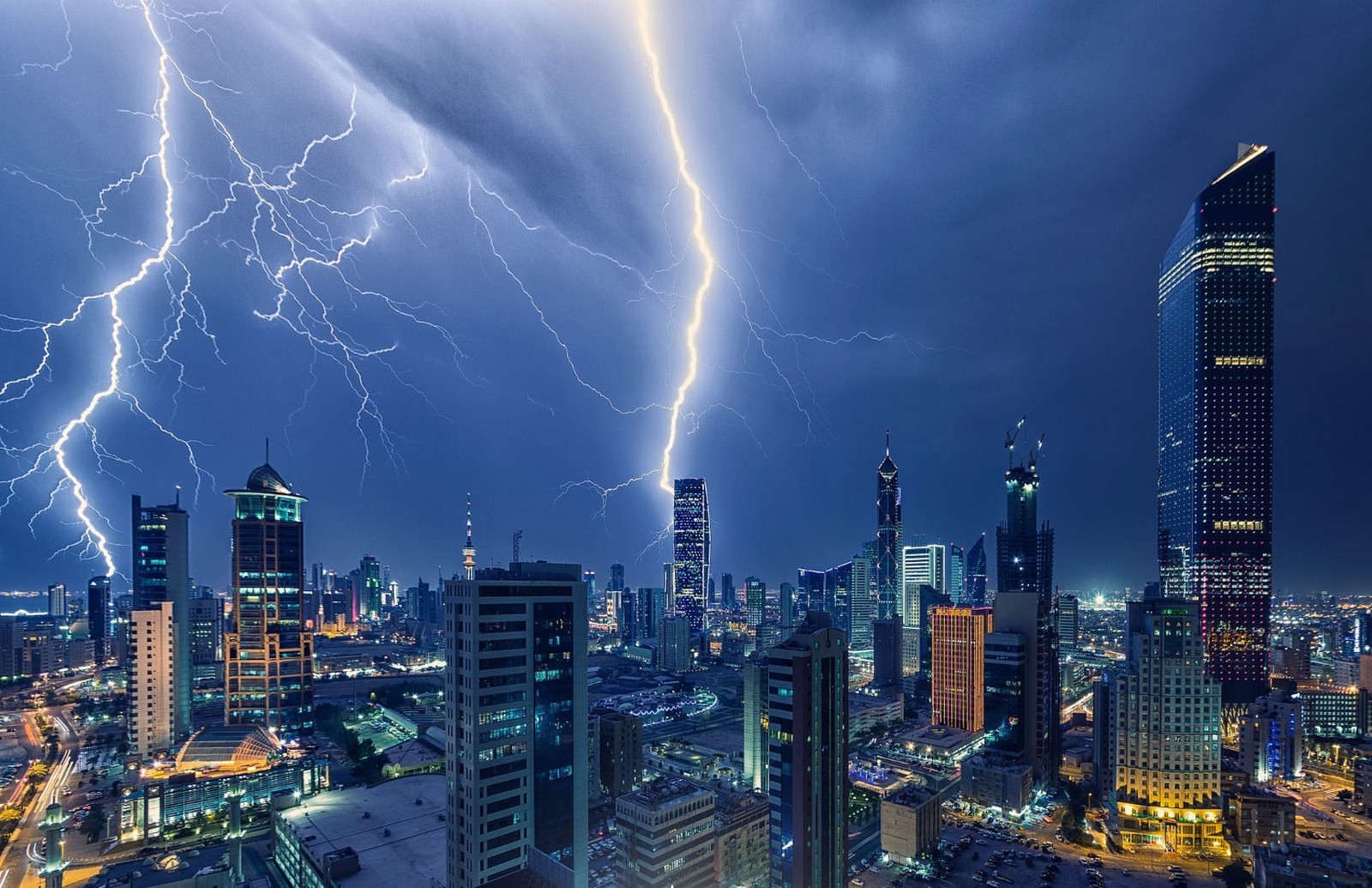 Nighttime Lightning Storm Over Kuwait City Skyline HD Wallpaper