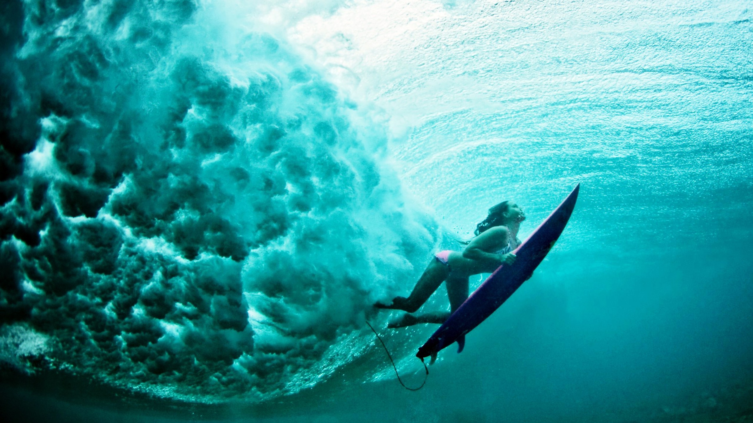 Woman underwater with surfboard in a wave HD Wallpaper