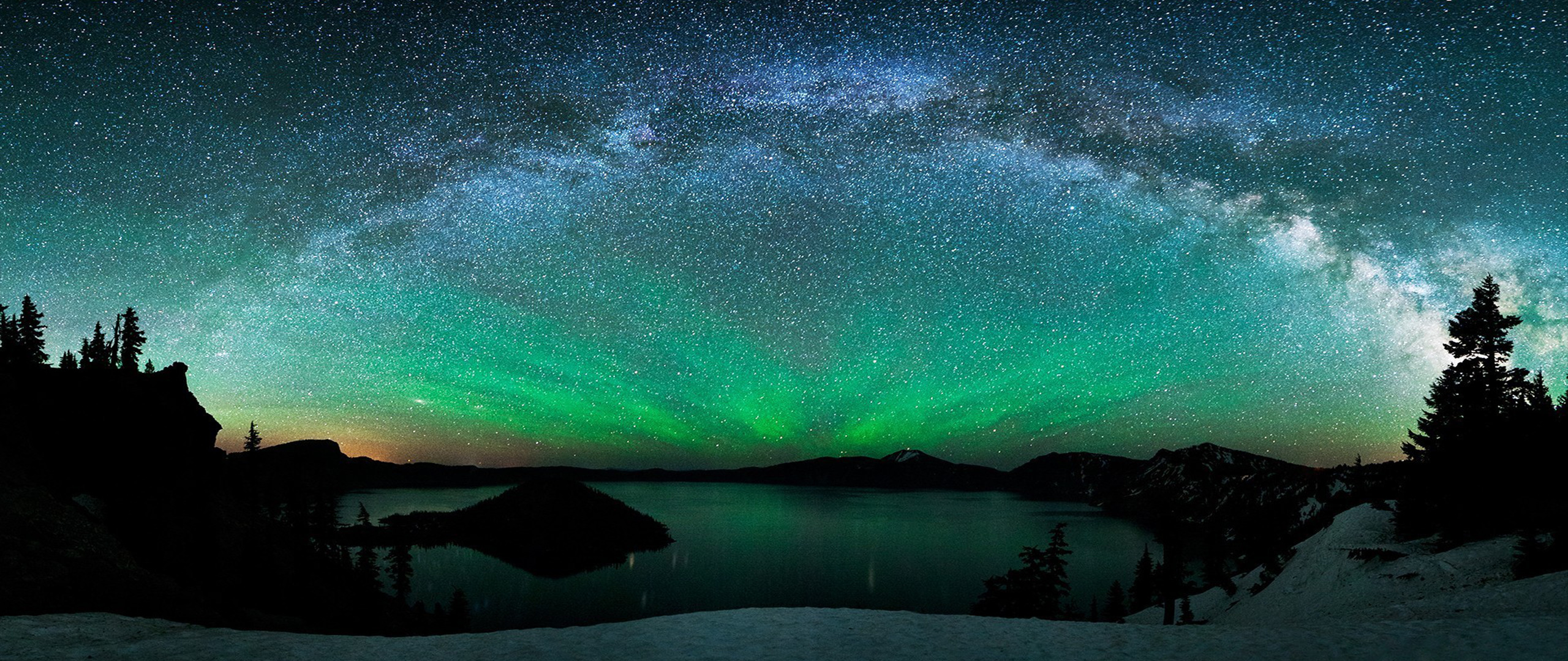 Aurora Borealis over Crater Lake at Night HD Wallpaper
