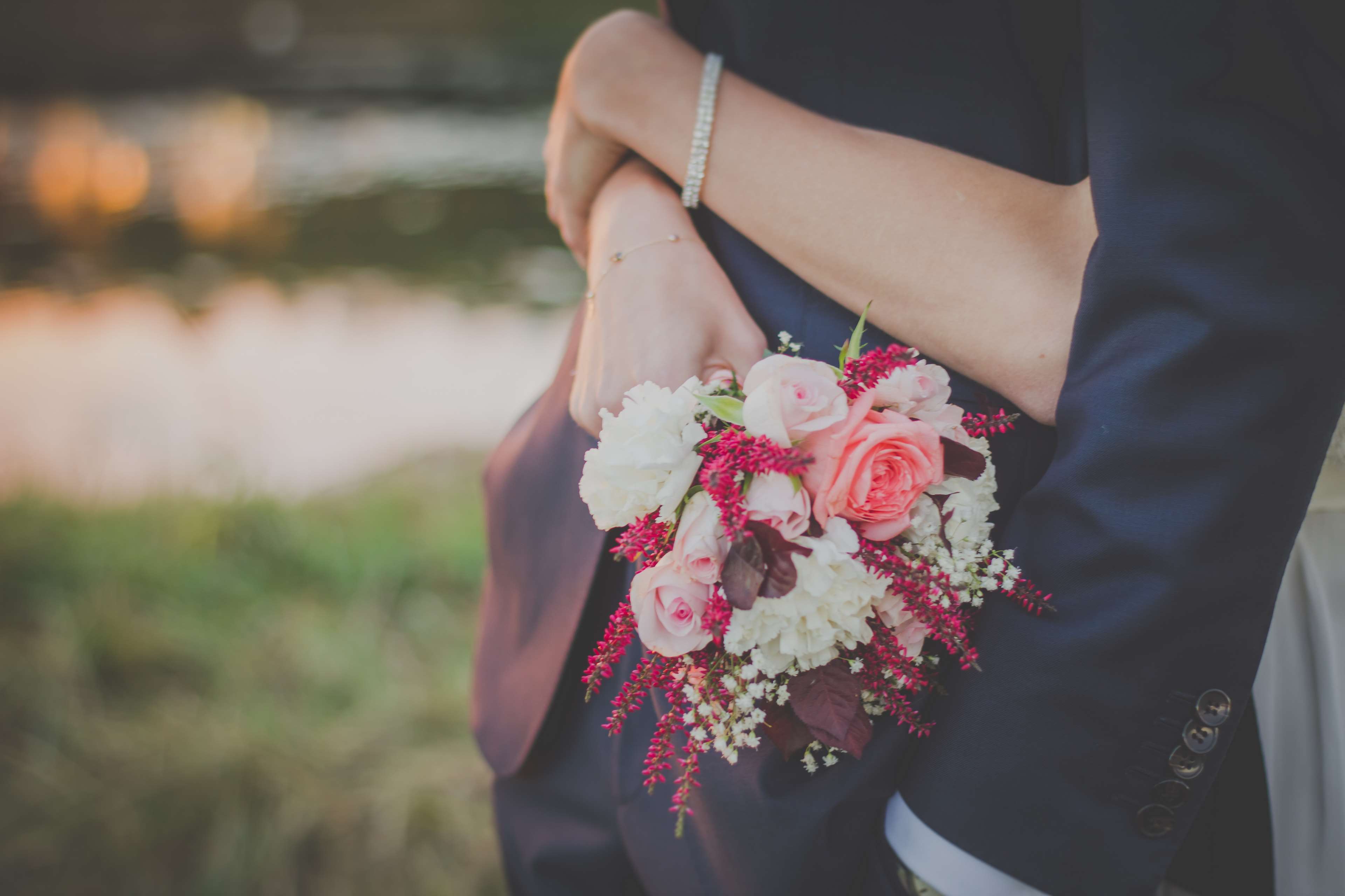 Couple hugging with a bouquet of flowers HD Wallpaper