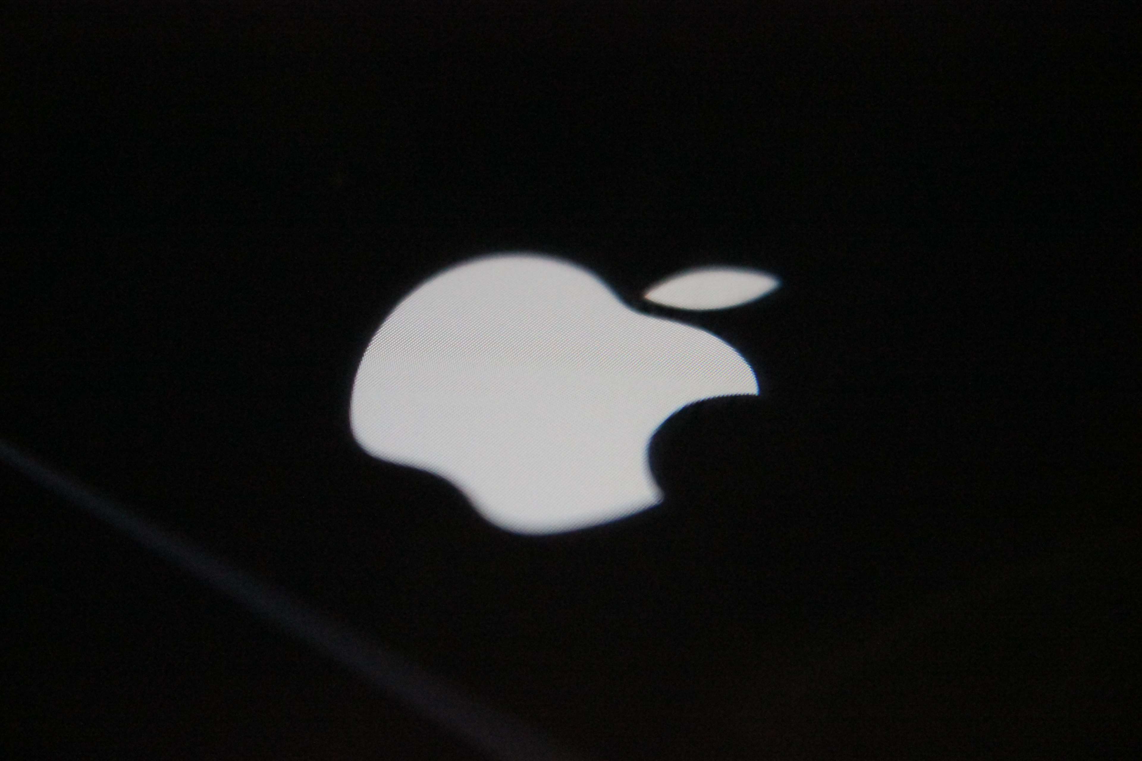 Apple logo on black background HD Wallpaper