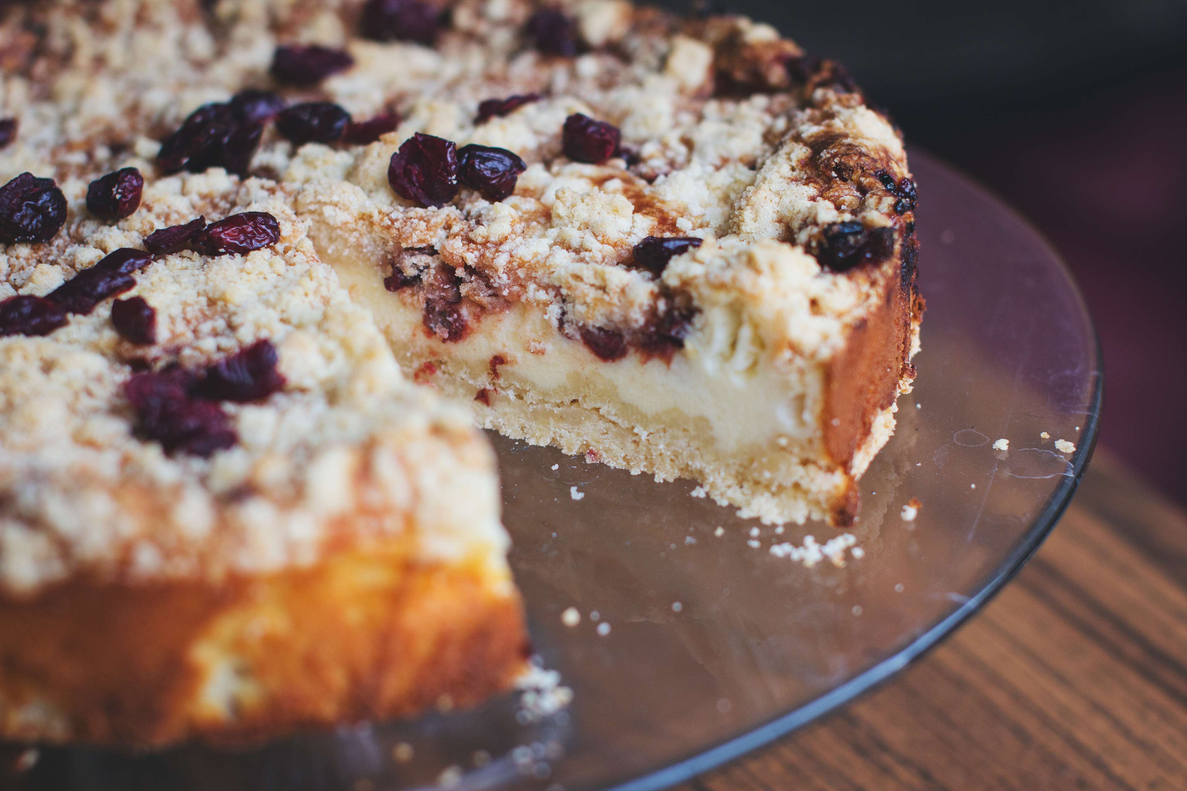 Cranberry crumble cake with a slice removed HD Wallpaper