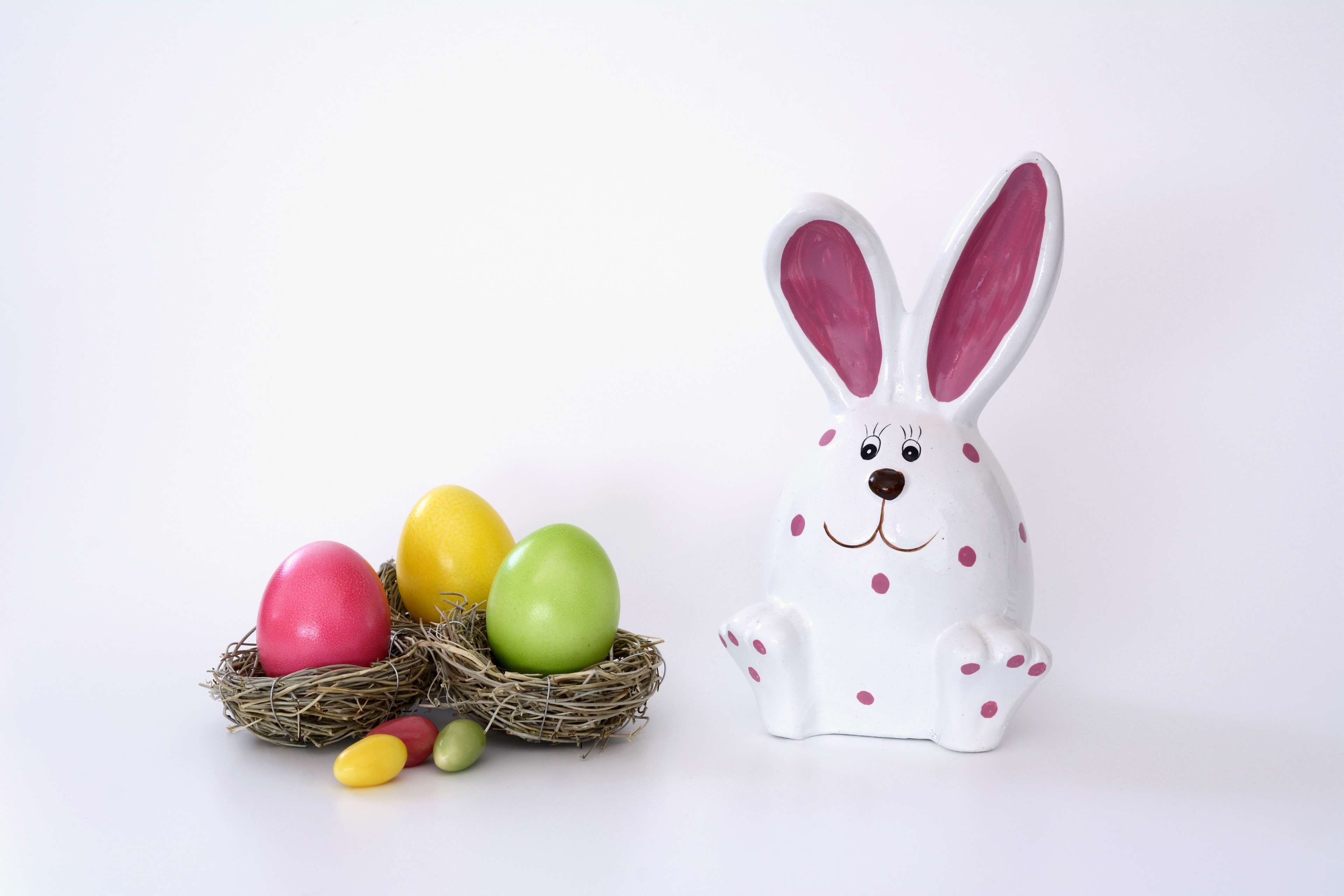 Easter bunny decoration with colorful eggs in nests HD Wallpaper