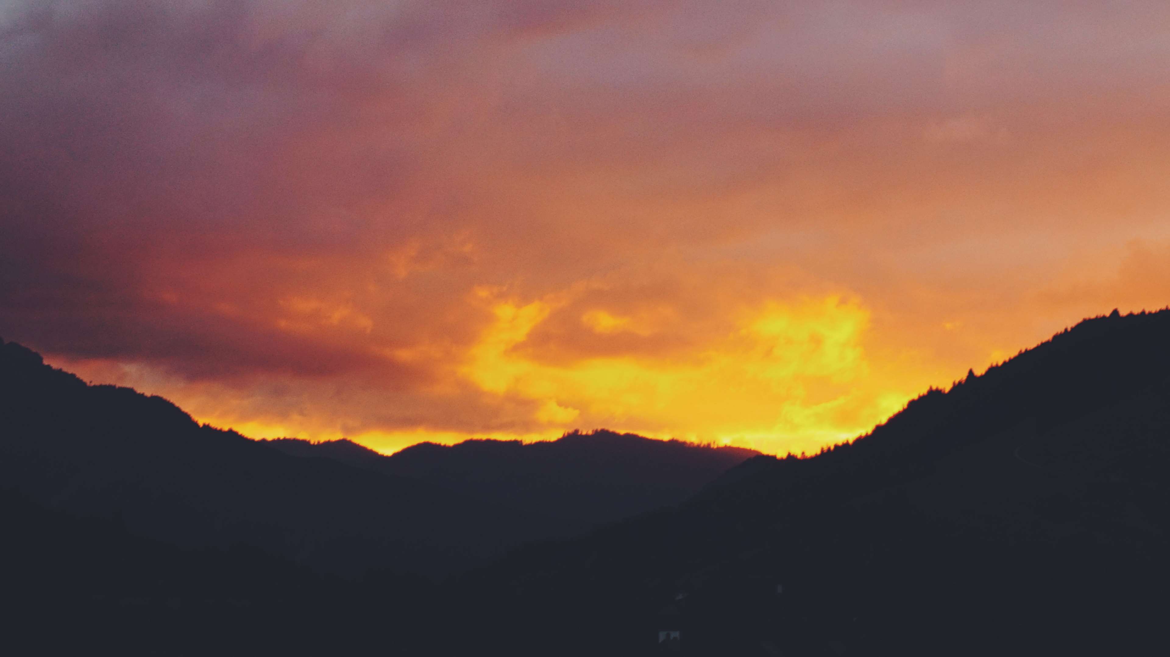 Minimalist mountain silhouette at sunset 4K HD Wallpaper