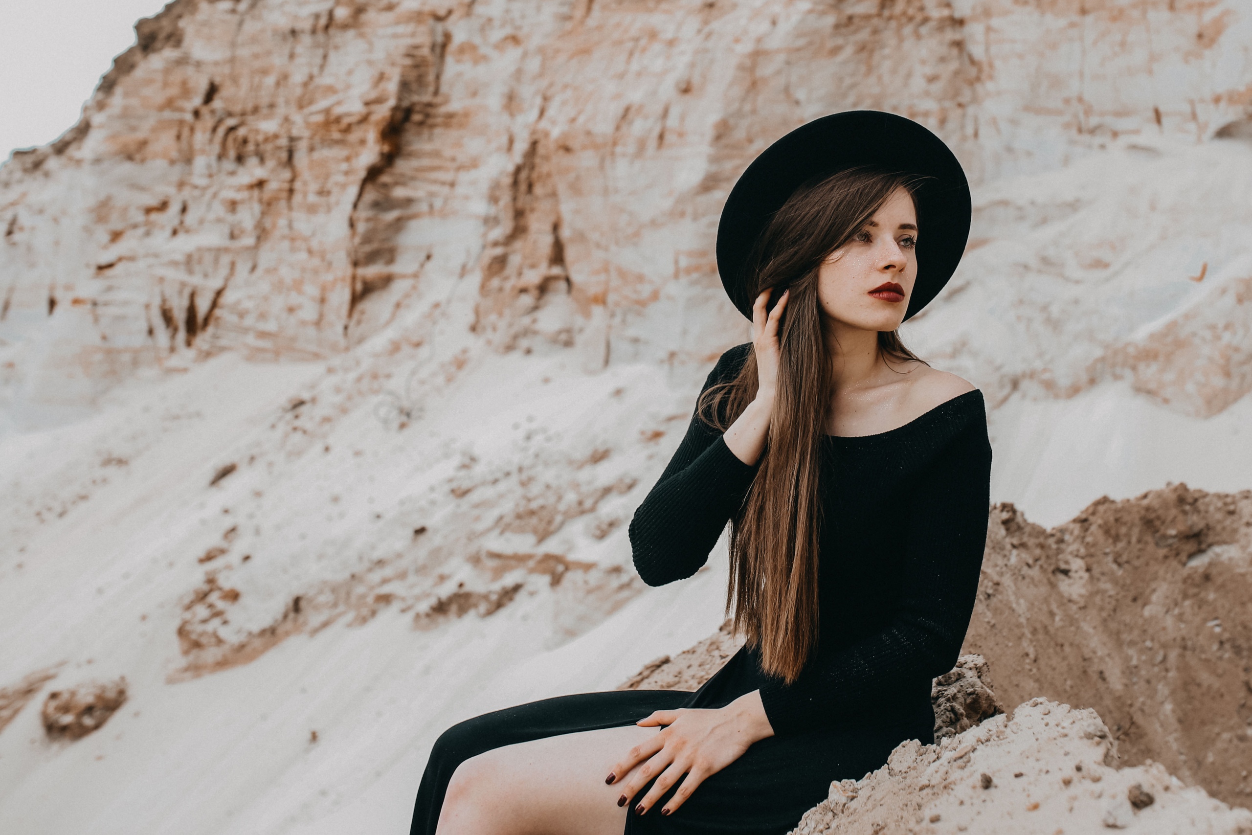 Woman in black dress and hat in sand dunes HD Wallpaper