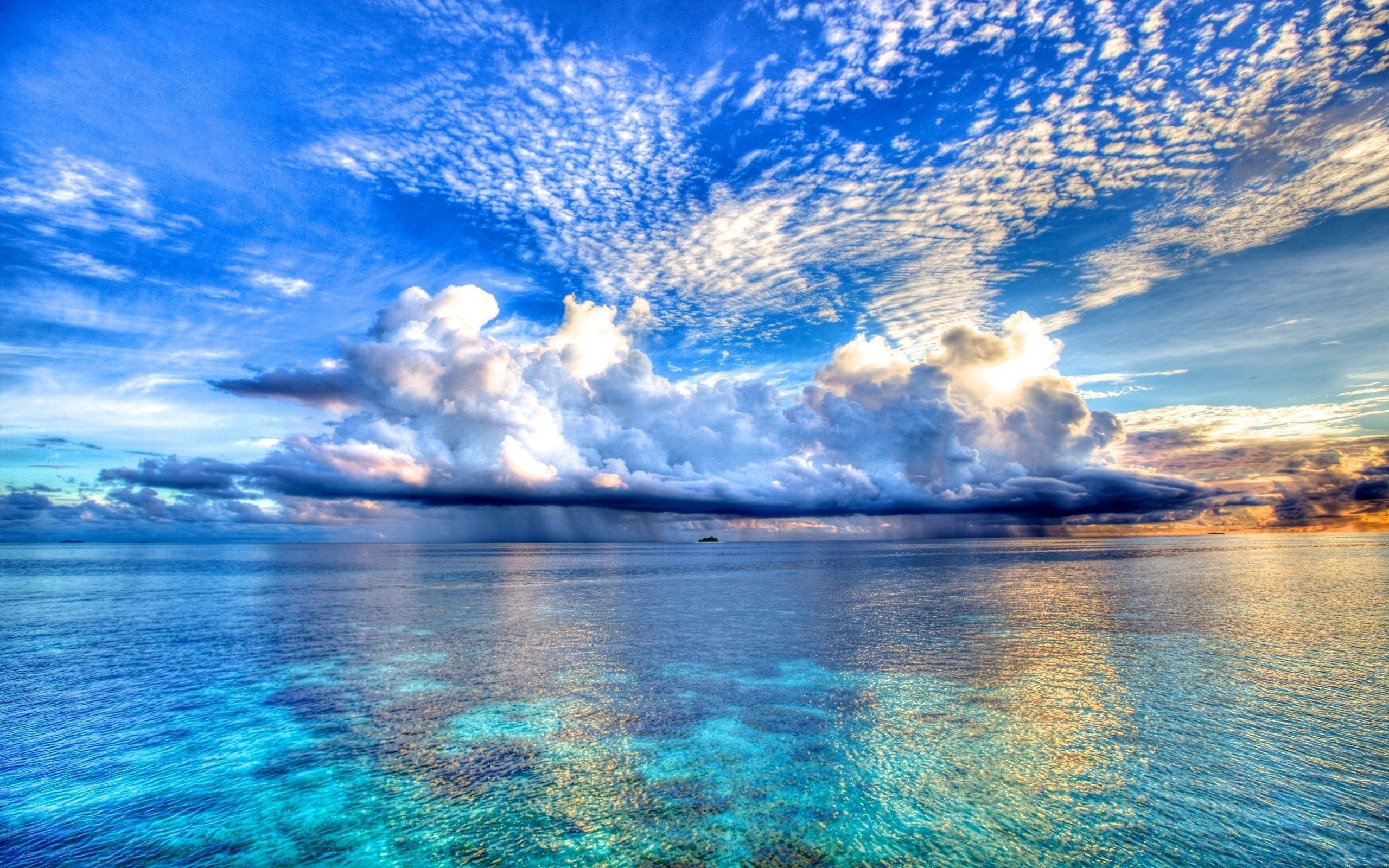 Serene Ocean with Dramatic Cloudscape HD Wallpaper