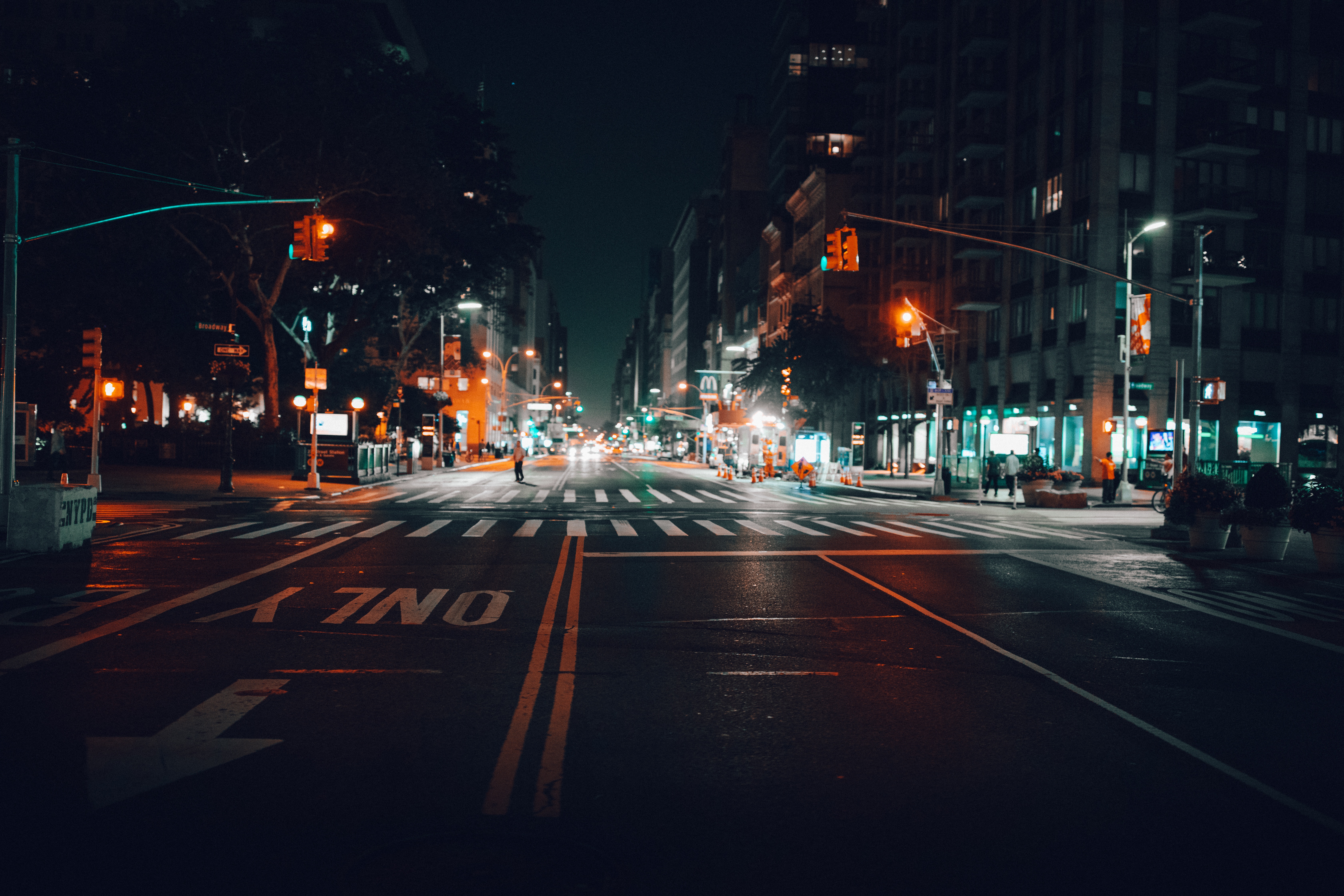 Nighttime Street Scene with Traffic Lights in NYC HD Wallpaper
