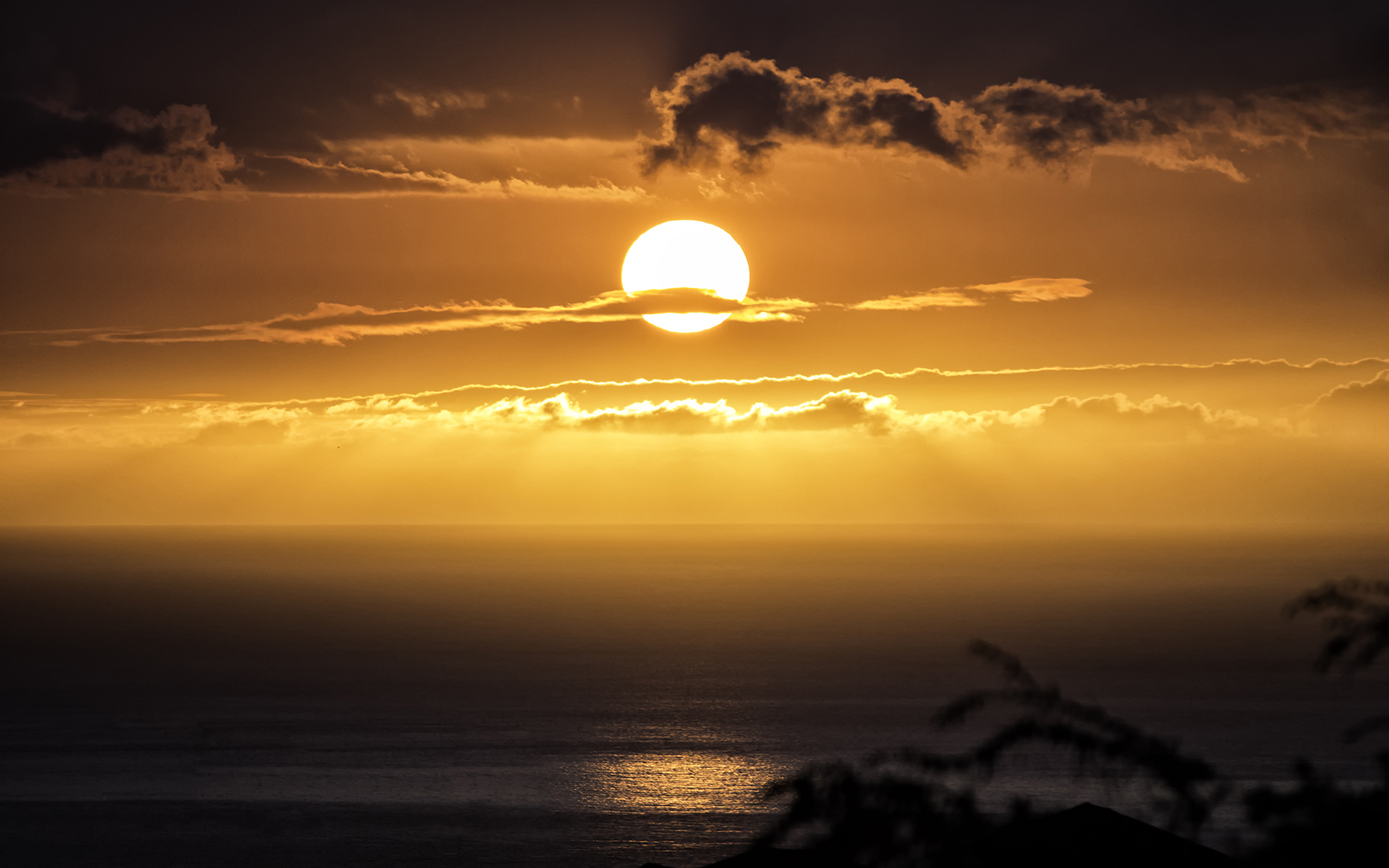 Sunset over the ocean with clouds and sunlight HD Wallpaper