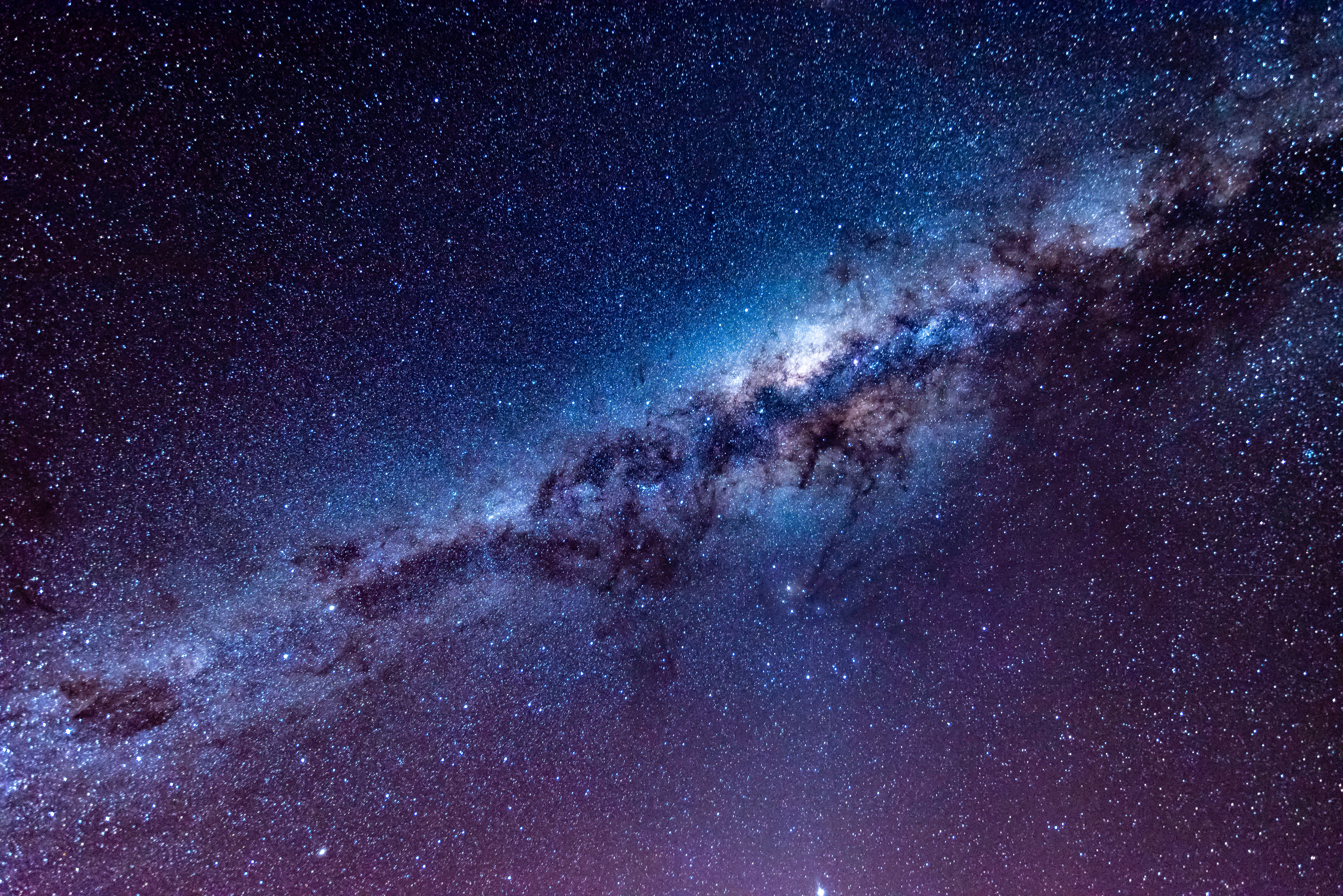Milky Way galaxy in a starry night sky HD Wallpaper