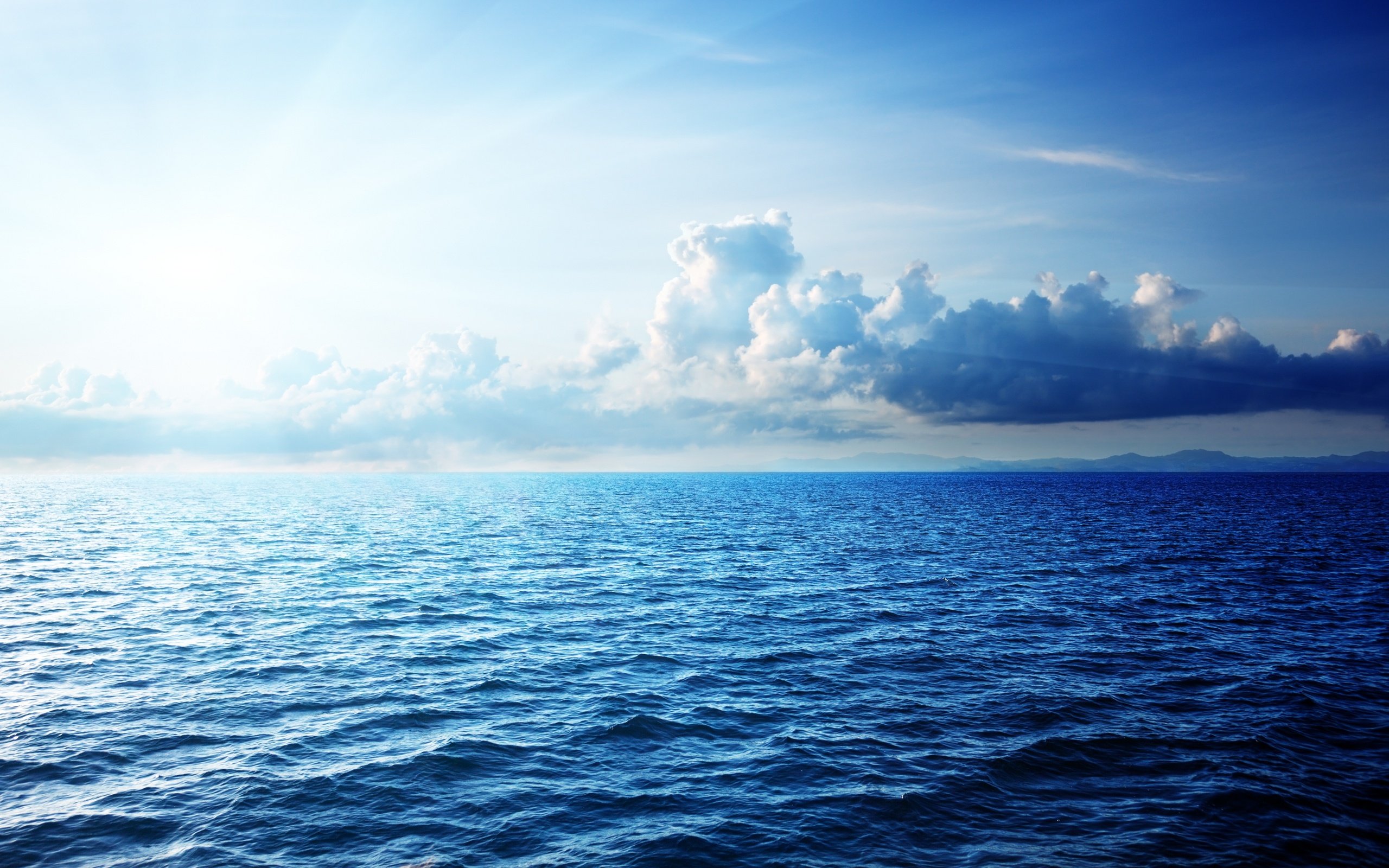 Ocean and clouds with sunlight HD Wallpaper