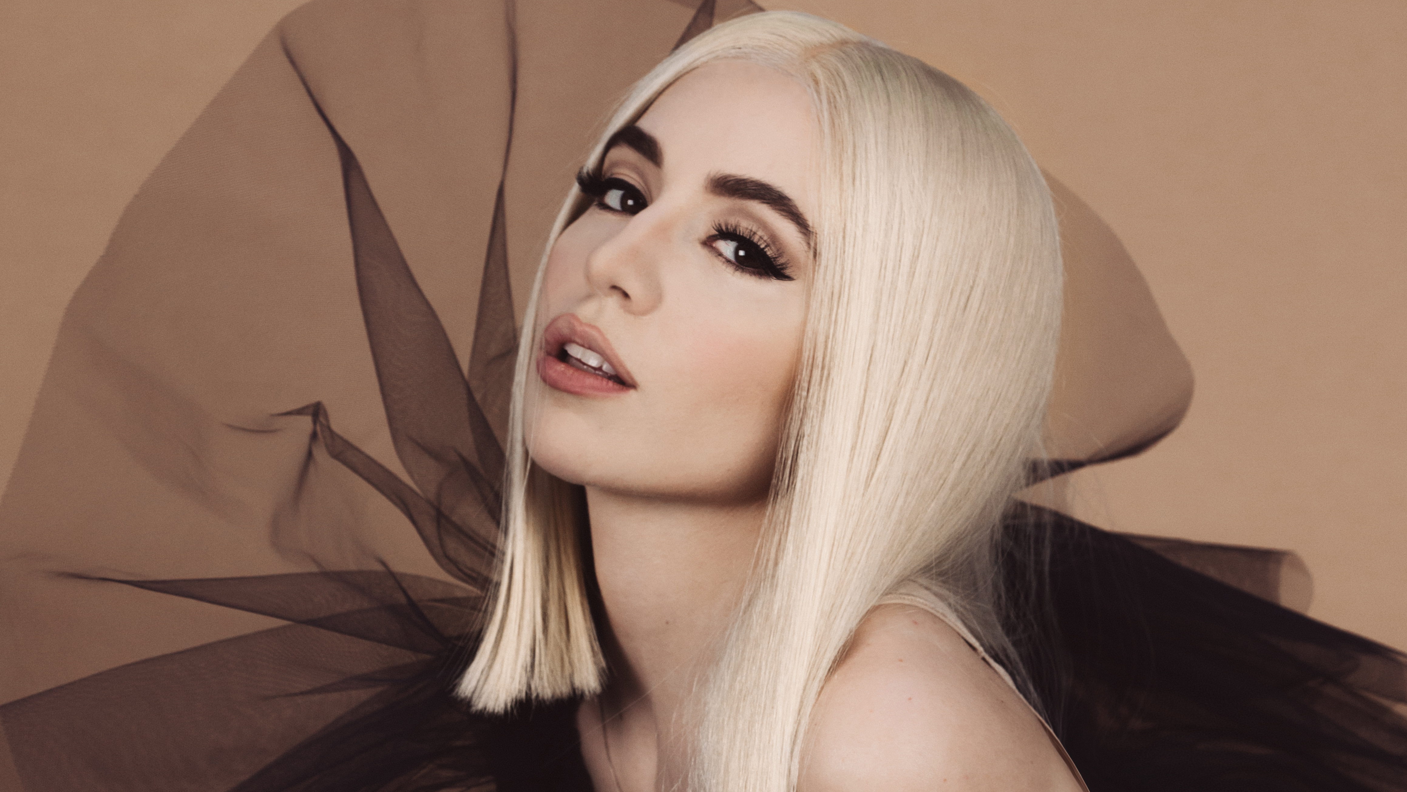 Ava Max 4K HD Wallpaper