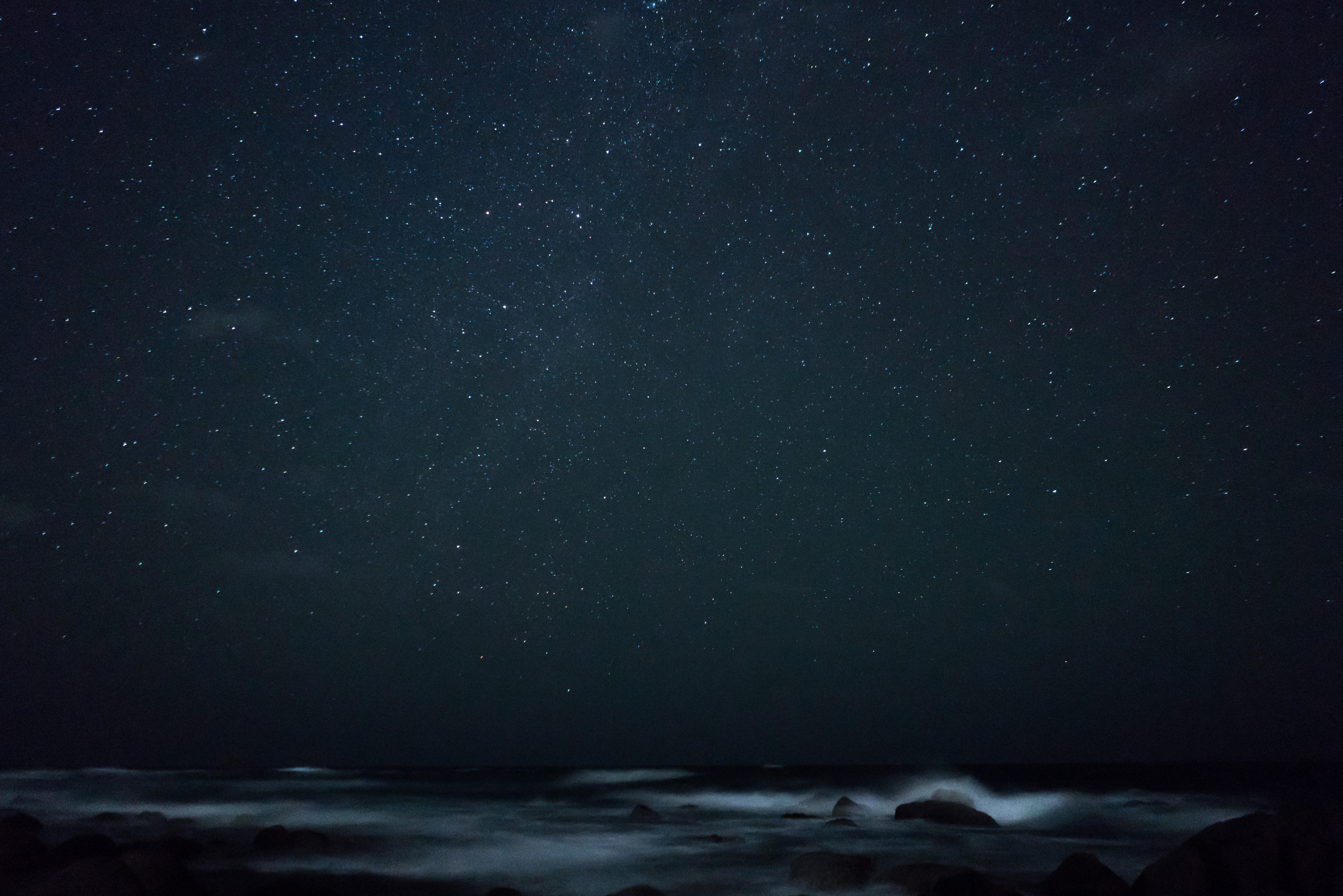 Night sky over the ocean with stars and waves HD Wallpaper