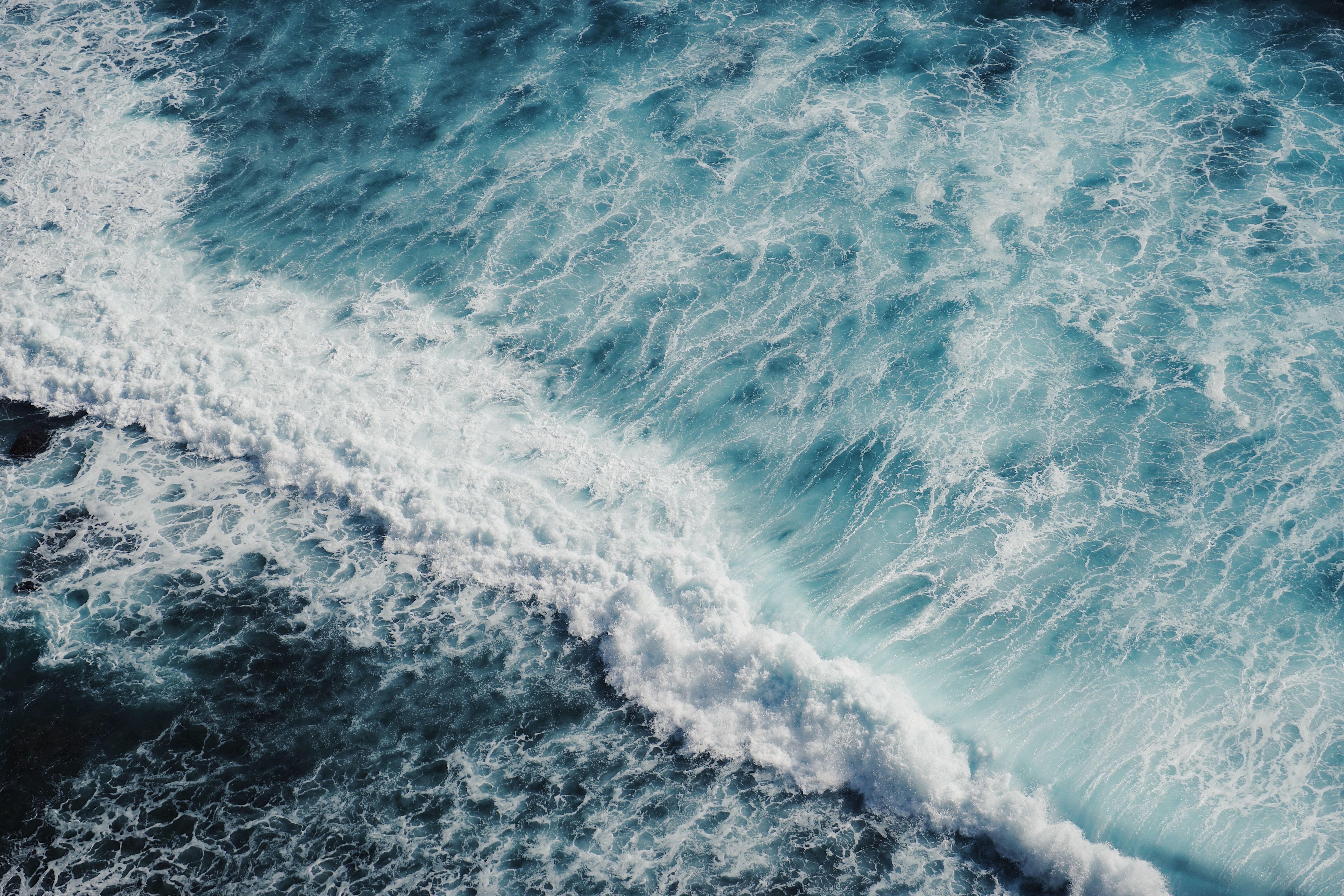 Aerial view of ocean waves crashing on the coast HD Wallpaper