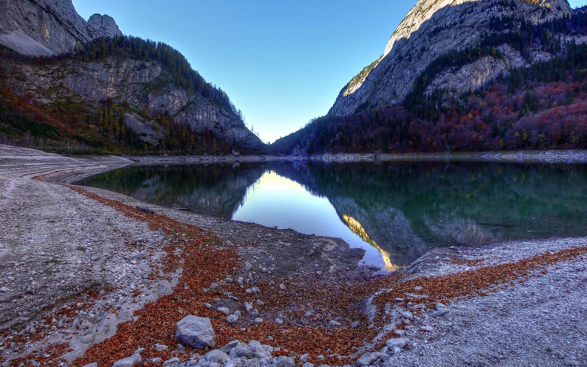 Lake reflection between mountains in autumn HD Wallpaper