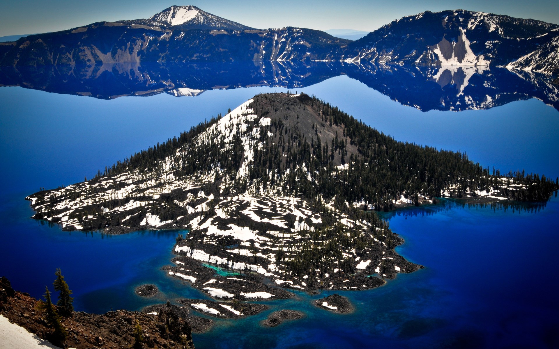 Wizard Island in Crater Lake National Park HD Wallpaper