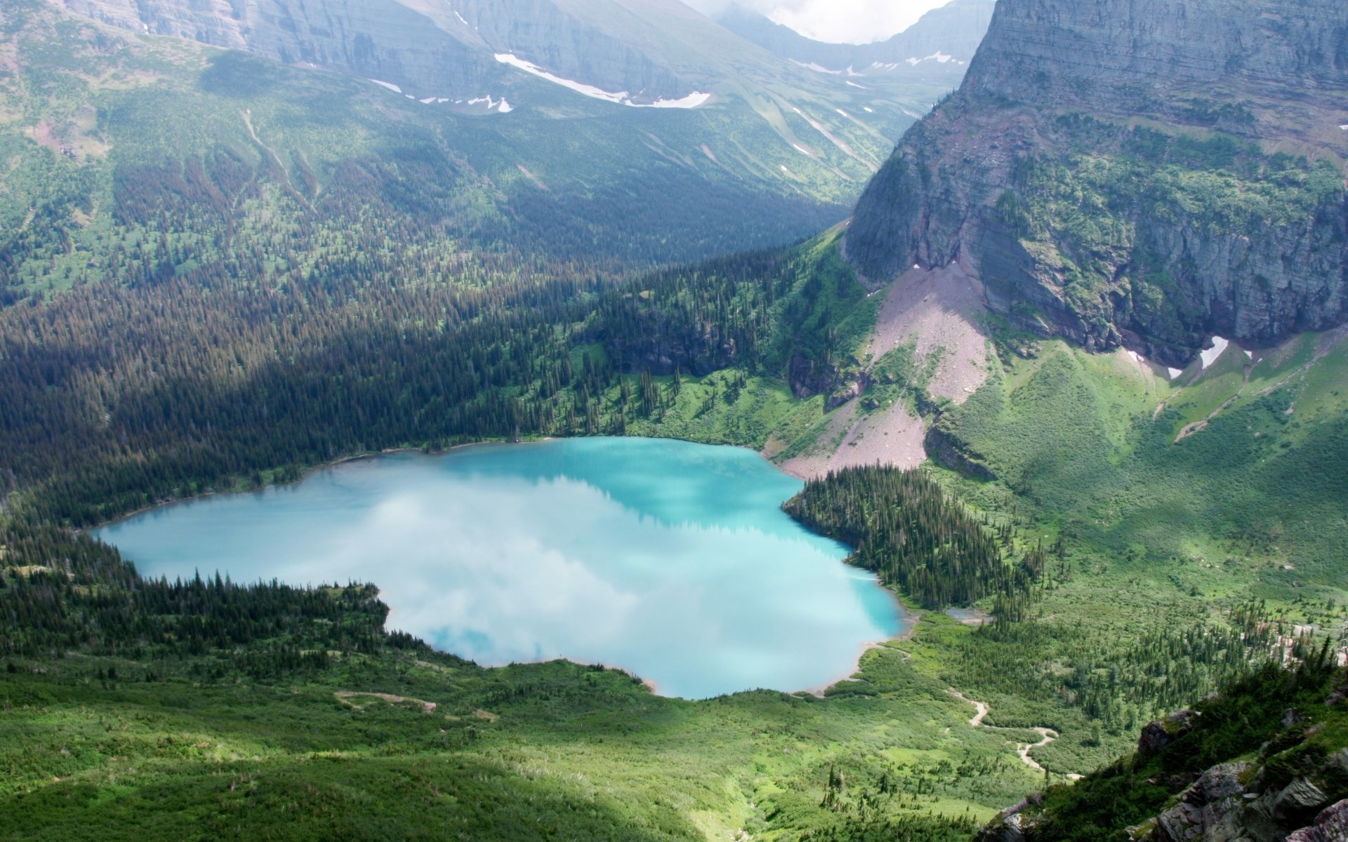 Turquoise lake surrounded by mountains and pine forest HD Wallpaper