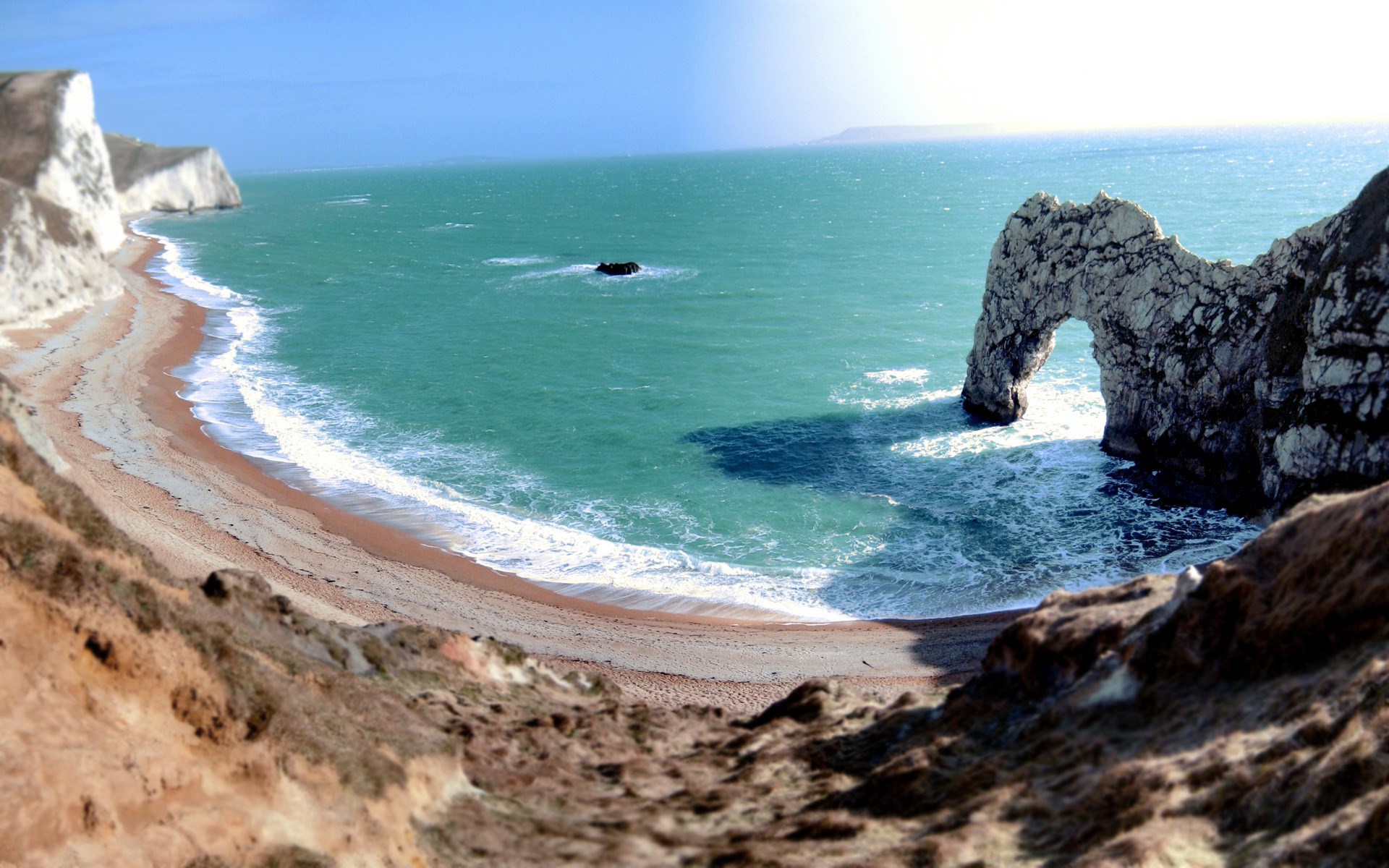 Durdle Door rock arch on a sunny day HD Wallpaper