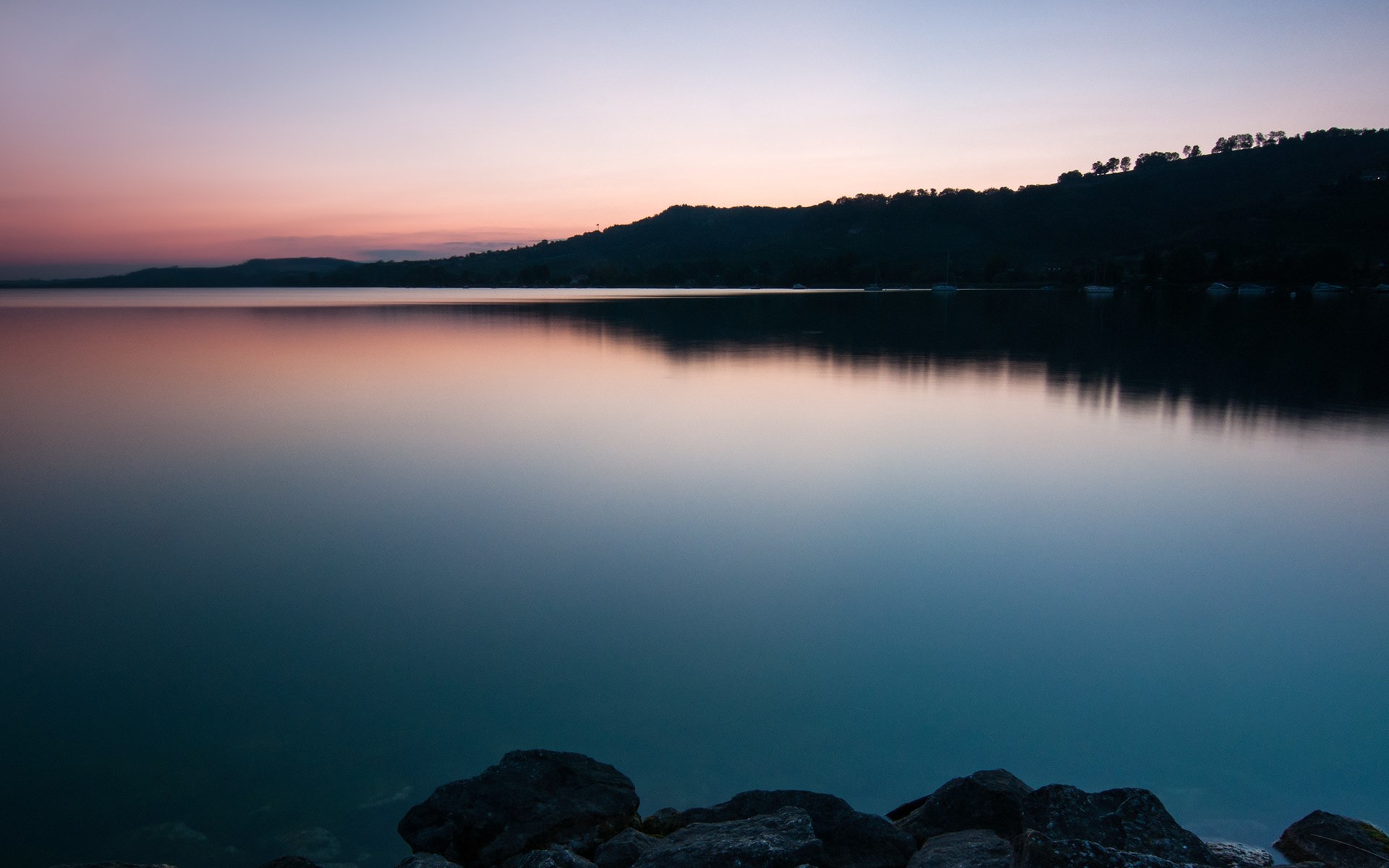 Lake at dusk with rocky shore HD Wallpaper